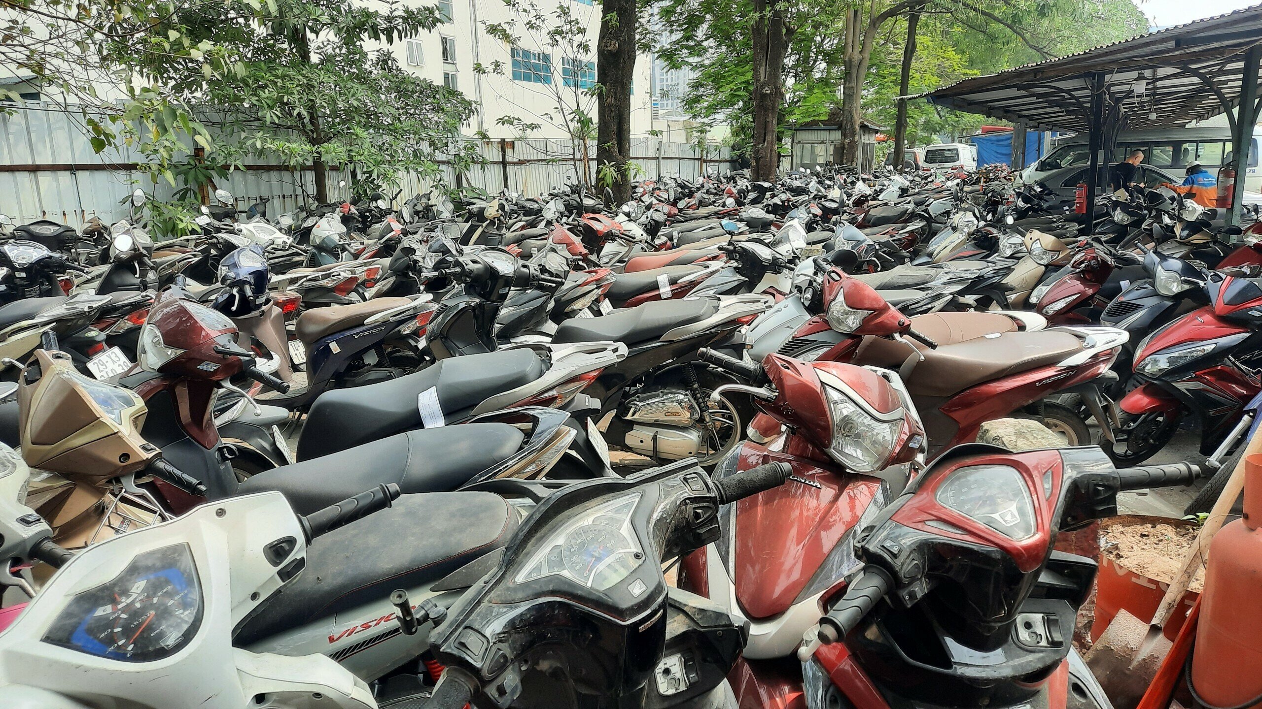 Đ&acirc;y l&agrave; b&atilde;i để xe vi phạm của một số Đội CSGT thuộc Ph&ograve;ng CSGT C&ocirc;ng an TP H&agrave; Nội, quận Nam Từ Li&ecirc;m, Tổ c&ocirc;ng t&aacute;c đặc biệt 141 của TP H&agrave; Nội.