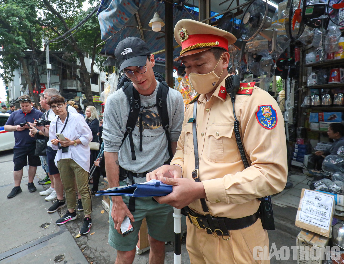 Thiếu t&aacute; Nguyễn Văn Khương, Ph&oacute; đội trưởng Đội CSGT đường sắt (Ph&ograve;ng CSGT C&ocirc;ng an TP H&agrave; Nội) cho biết, dựa tr&ecirc;n việc theo d&otilde;i v&agrave; ph&acirc;n t&iacute;ch thực trạng, đơn vị đ&atilde; nghi&ecirc;n cứu v&agrave; đề xuất ph&aacute;t h&agrave;nh một tờ rơi song ngữ Anh - Việt, tập trung cảnh b&aacute;o nguy cơ tiềm ẩn khi du kh&aacute;ch tham quan v&agrave; chụp ảnh tại những khu vực như đường sắt với t&agrave;u hỏa lưu th&ocirc;ng thường xuy&ecirc;n.
