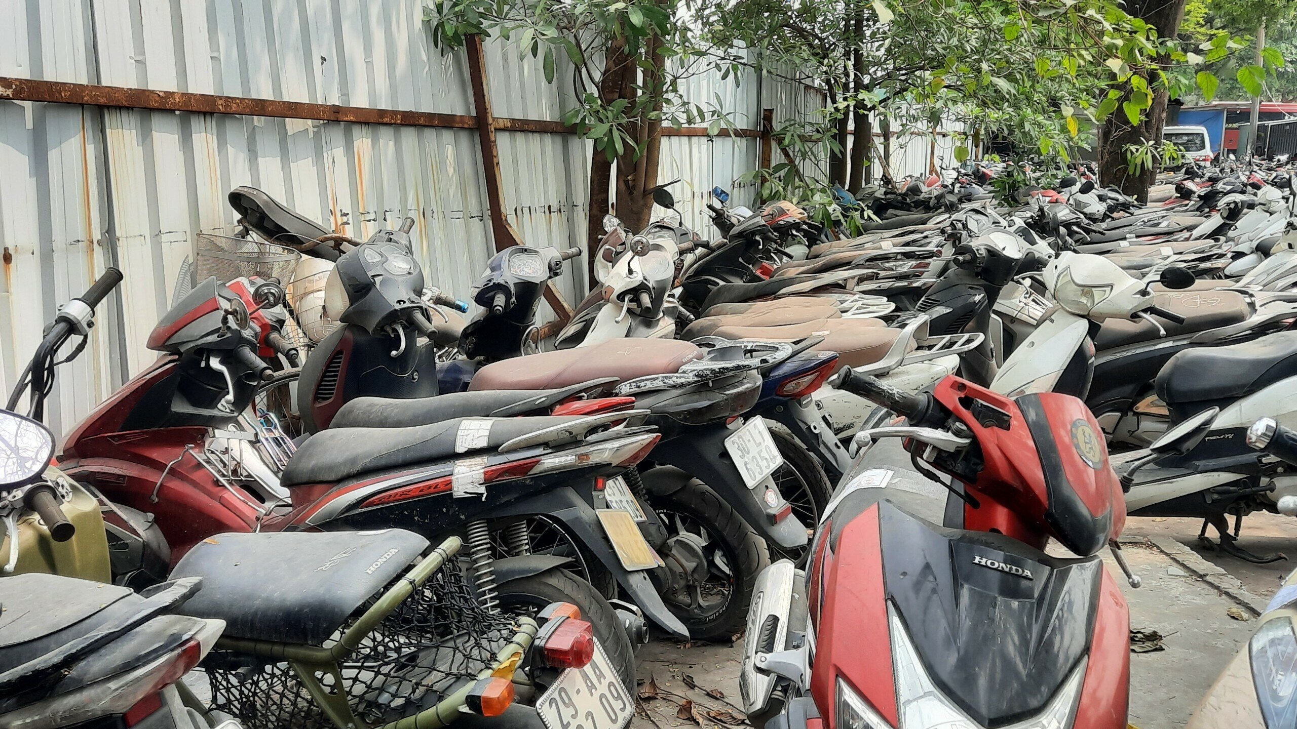 &Ocirc;ng Nguyễn Đức Lộc, Ph&oacute; Gi&aacute;m đốc X&iacute; nghiệp 5 cho biết, từ đầu năm 2023, khi lực lượng CSGT tăng cường xử l&yacute; vi phạm nồng độ cồn th&igrave; lượng xe vi phạm đổ về b&atilde;i tăng "ch&oacute;ng mặt".