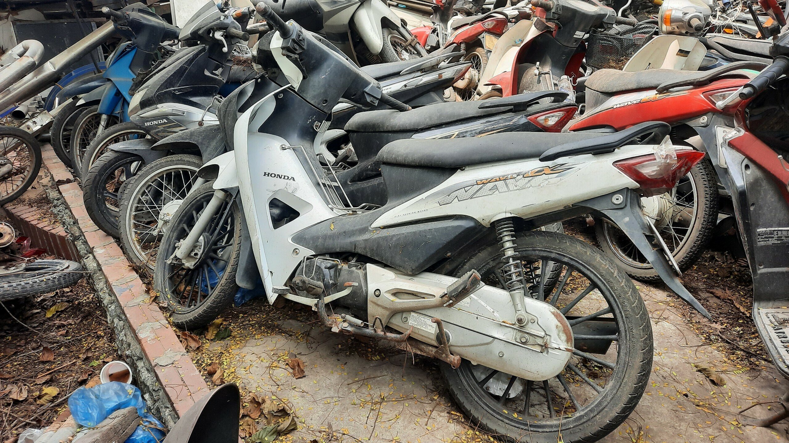 Ph&oacute; Gi&aacute;m đốc X&iacute; nghiệp 5 cũng cho biết, việc người d&acirc;n bỏ xe vi phạm l&agrave; do số tiền nộp phạt vi phạm nồng độ cồn c&oacute; khi c&ograve;n nhiều hơn l&agrave; gi&aacute; trị của chiếc xe m&aacute;y.