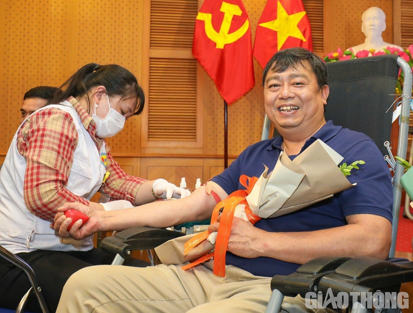 Lần thứ 3 tham gia hiến m&aacute;u t&igrave;nh nguyện, &ocirc;ng Nguyễn T&ocirc; An, Ph&oacute; Cục trưởng Cục Đăng kiểm VN mong rằng qua chương tr&igrave;nh n&agrave;y, tinh thần hiến m&aacute;u nh&acirc;n đạo kh&ocirc;ng những ở Cục Đăng kiểm VN v&agrave; c&aacute;c cơ quan, đơn vị kh&aacute;c trong ng&agrave;nh GTVT được lan toả với &yacute; nghĩa cao đẹp, cống hiến một giọt m&aacute;u nhỏ cho cả một sự nghiệp lớn