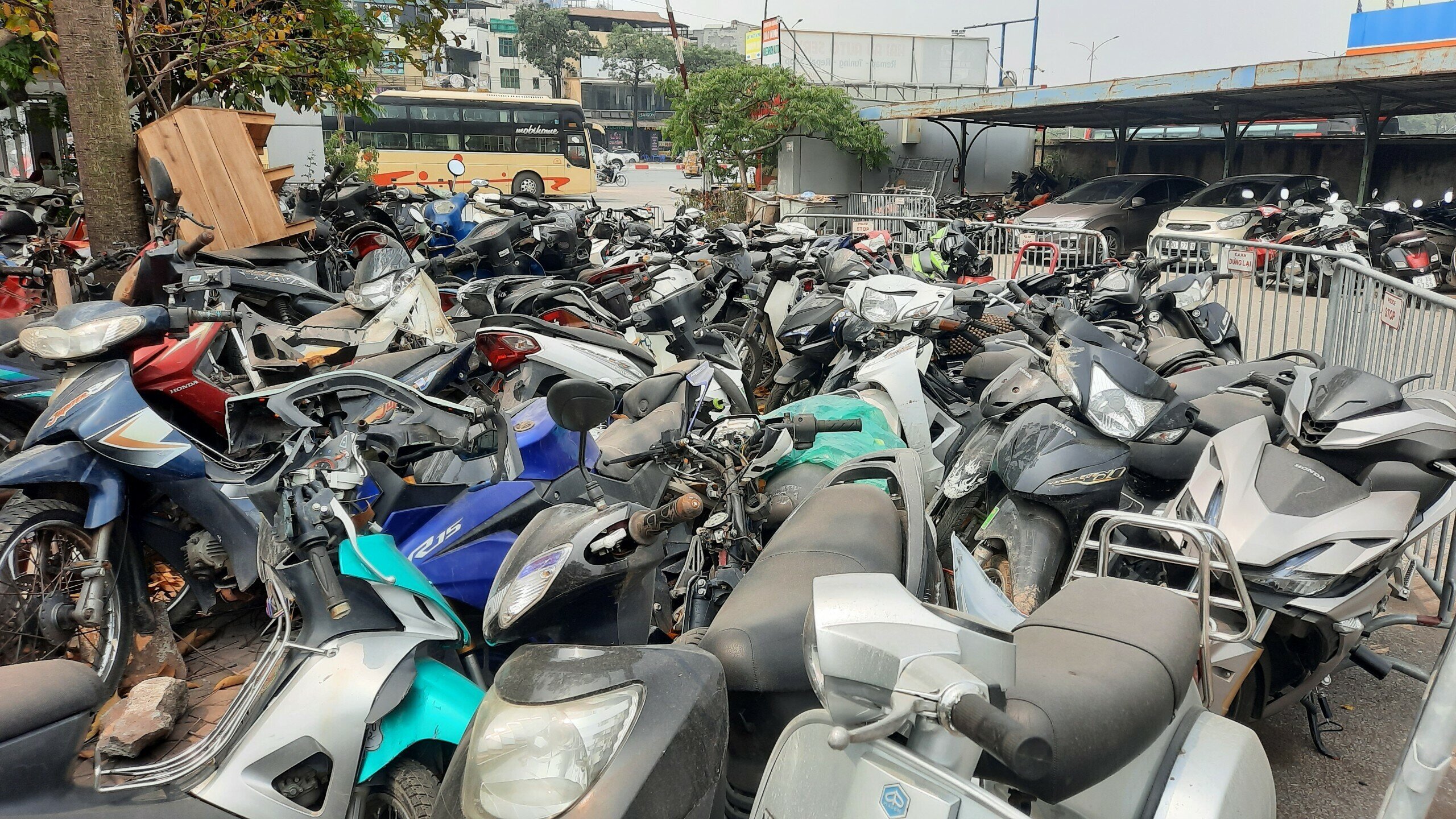 "Đa phần những chiếc xe thấp hơn mức tiền nộp phạt th&igrave; chủ xe sẽ kh&ocirc;ng đến l&agrave;m thủ tục lấy xe về. Điều n&agrave;y khiến b&atilde;i xe của ch&uacute;ng t&ocirc;i ng&agrave;y c&agrave;ng chật chội hơn", &ocirc;ng Nguyễn Đức Lộc n&oacute;i.