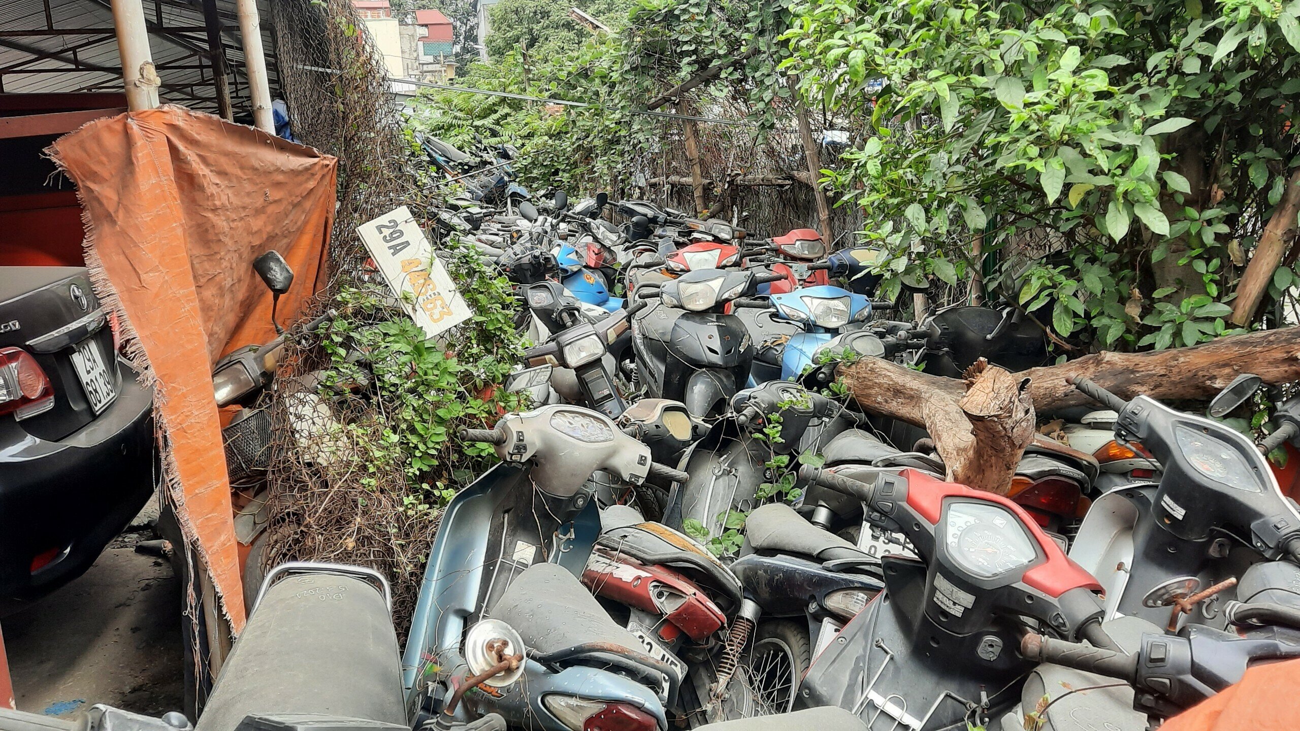 Tương tự, b&atilde;i xe của C&ocirc;ng ty H&agrave; Cầu - Thăng Long, địa chỉ tại phường H&agrave; Cầu, quận H&agrave; Đ&ocirc;ng (đơn vị k&yacute; hợp đồng tr&ocirc;ng giữ xe vi phạm, xe tai nạn với c&ocirc;ng an một số quận, đội CSGT của TP H&agrave; Nội) cũng trong t&igrave;nh trạng chất chồng h&agrave;ng ngh&igrave;n chiếc xe m&aacute;y đủ loại từ mới đến cũ n&aacute;t.