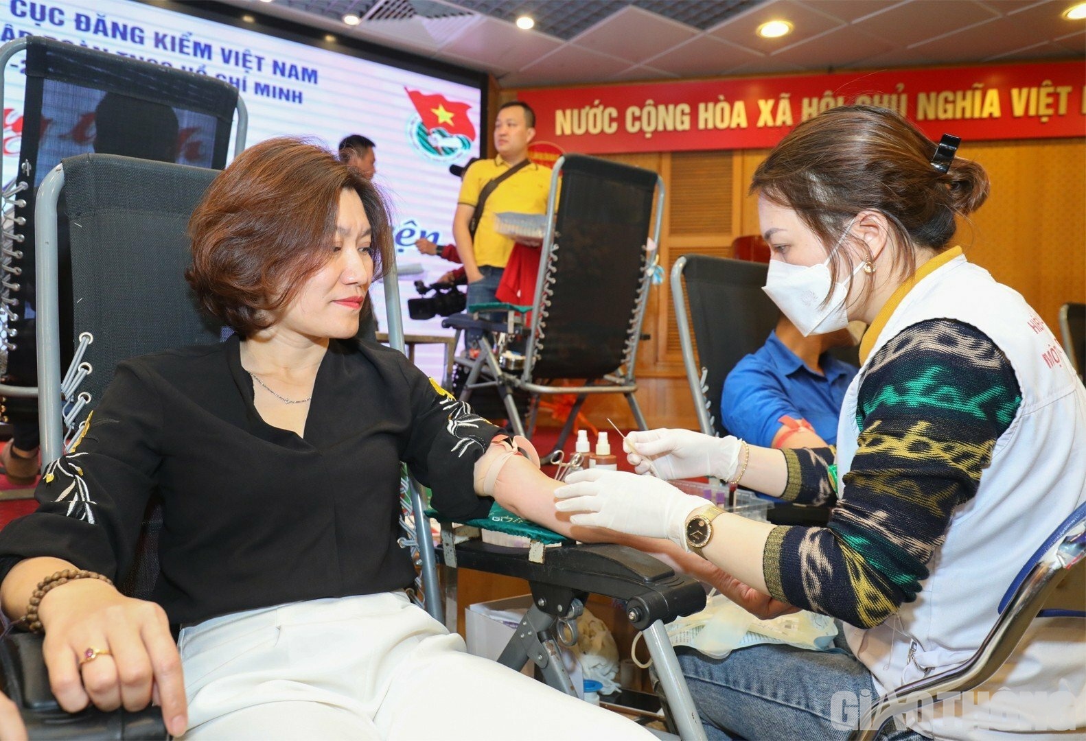 B&agrave; Nguyễn Thị Hồng Nga, Ph&oacute; Tổng bi&ecirc;n tập B&aacute;o Giao th&ocirc;ng tham gia hiến m&aacute;u tại Cục Đăng kiểm VN, nhấn mạnh đ&acirc;y l&agrave; hoạt động &yacute; nghĩa thể hiện tinh thần cống hiến v&igrave; cộng đồng, nhằm chia sẻ với những ho&agrave;n cảnh kh&ocirc;ng may mắn, trao đi giọt m&aacute;u đ&agrave;o để trao hy vọng cho những nạn nh&acirc;n TNGT v&agrave; những bệnh nh&acirc;n đang cần, từ đ&oacute;, g&oacute;p phần cứu sống được nhiều người, nhiều gia đ&igrave;nh v&agrave; cho x&atilde; hội
