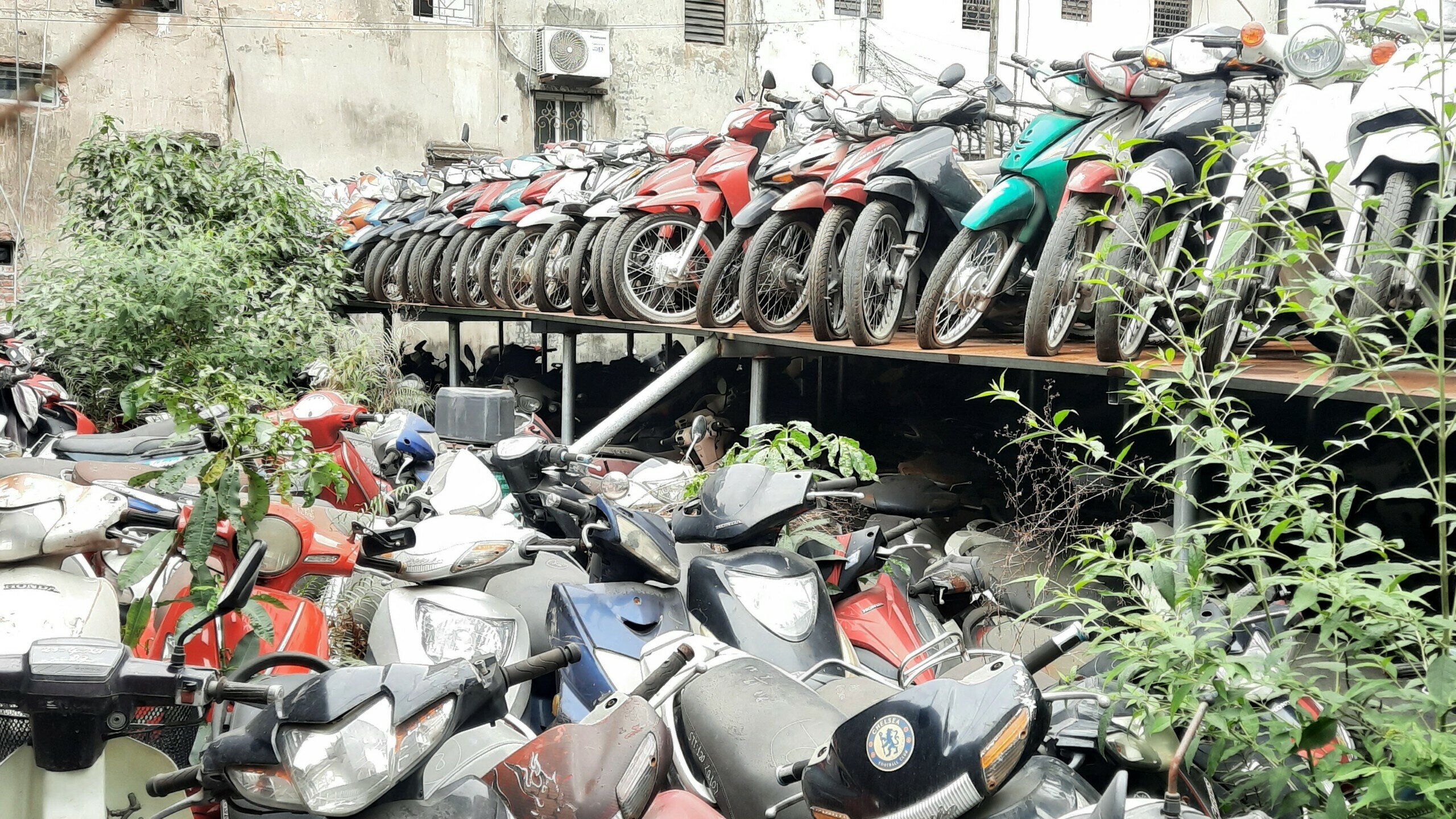 "Lượng xe m&aacute;y tồn qua c&aacute;c năm hiện nay l&agrave; gần 3.000 chiếc. Chỉ t&iacute;nh hơn 3 th&aacute;ng đầu năm 2023, c&oacute; gần 100 chiếc xe m&aacute;y vi phạm chưa c&oacute; chủ đến l&agrave;m thủ tục lấy xe. Số lượng n&agrave;y tăng hơn nhiều so với c&ugrave;ng thời điểm n&agrave;y ở c&aacute;c năm trước. Lực lượng CSGT mạnh tay xử l&yacute; vi phạm nồng độ cồn n&ecirc;n lượng xe bị tạm giữ cũng tăng l&ecirc;n", &ocirc;ng Nguyễn Văn Thốn, Gi&aacute;m đốc C&ocirc;ng ty H&agrave; Cầu - Thăng Long cho biết.