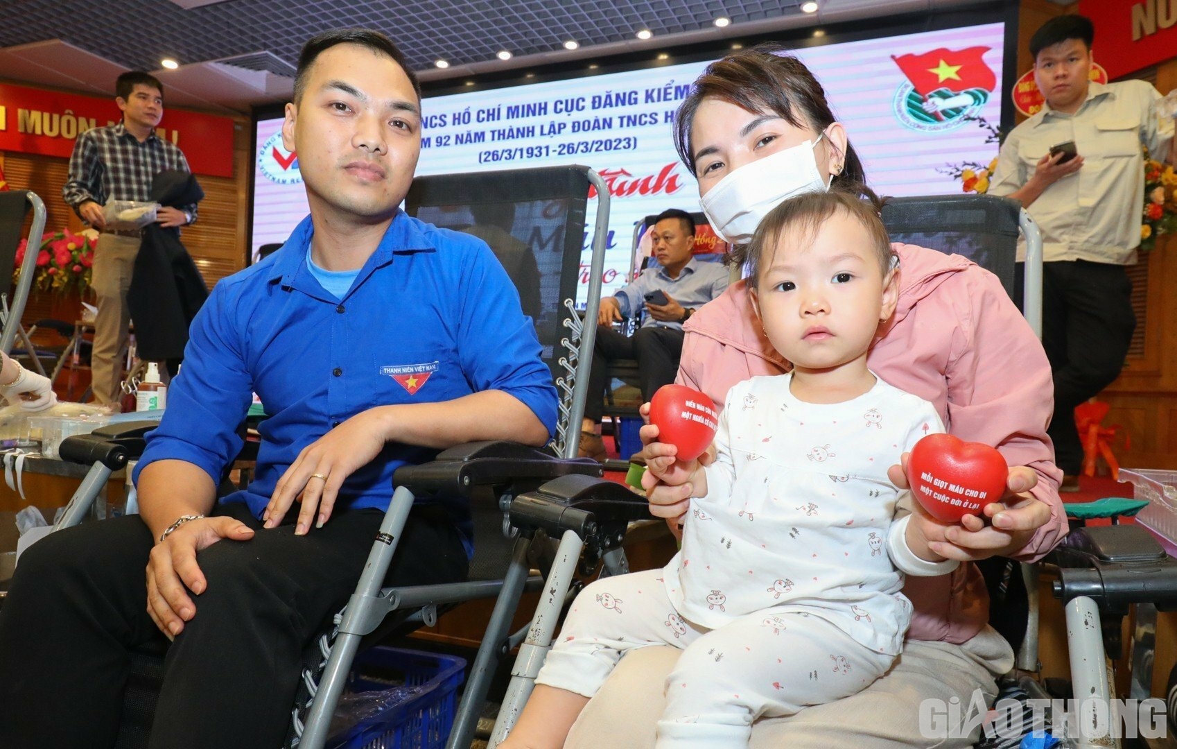 Anh Vũ Xu&acirc;n Bắc, đăng kiểm vi&ecirc;n Chi cục đăng kiểm số 1, Cục Đăng kiểm VN cho biết, nh&acirc;n ng&agrave;y nghỉ Chủ nhật, vợ anh l&agrave; chị Đo&agrave;n Thị Mến (đang c&ocirc;ng t&aacute;c ở Hải Ph&ograve;ng) c&ugrave;ng con g&aacute;i 21 th&aacute;ng tuổi l&ecirc;n H&agrave; Nội thăm chồng, Biết tin mai chồng tham gia hiến m&aacute;u t&igrave;nh nguyện, chị Mến đ&atilde; ngỏ &yacute; đi c&ugrave;ng để động vi&ecirc;n chồng cũng như trực tiếp tham gia hiến m&aacute;u, mong đồng h&agrave;nh c&ugrave;ng lĩnh vực đăng kiểm m&agrave; anh Bắc đang c&ocirc;ng t&aacute;c n&ecirc;u cao tinh thần nh&acirc;n đạo, nỗ lực phục vụ nh&acirc;n d&acirc;n d&ugrave; đang trải qua cơn s&oacute;ng thần đầy kh&oacute; khăn