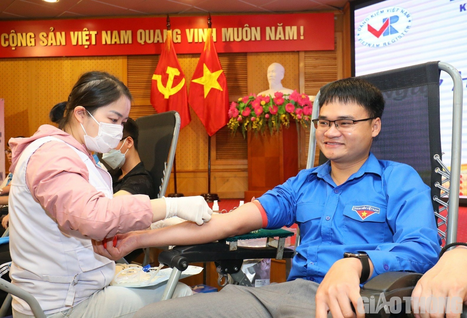 Anh Trần Nam Kh&aacute;nh, Đo&agrave;n vi&ecirc;n B&aacute;o Giao th&ocirc;ng cho biết, đ&acirc;y l&agrave; lần thứ 2 anh tham gia hiến m&aacute;u t&igrave;nh nguyện v&agrave; cảm thấy rất vui khi được g&oacute;p sức gi&uacute;p đỡ những ho&agrave;n cảnh kh&ocirc;ng may mắn đang nỗ lực từng ph&uacute;t, từng giờ gi&agrave;nh lại sự sống, trở về một c&aacute;ch khoẻ mạnh với gia đ&igrave;nh v&agrave; cộng đồng