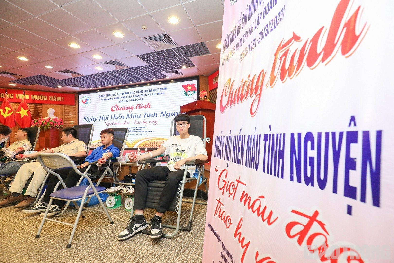 S&aacute;ng 26/3, hưởng ứng Kỷ niệm 92 năm Ng&agrave;y th&agrave;nh lập Đo&agrave;n Thanh ni&ecirc;n Cộng sản Hồ Ch&iacute; Minh, tại Cục Đăng kiểm VN diễn ra chương tr&igrave;nh hiến m&aacute;u t&igrave;nh nguyện &ldquo;Giọt m&aacute;u đ&agrave;o &ndash; Trao hy vọng&rdquo; do Đo&agrave;n thanh ni&ecirc;n Cục Đăng kiểm VN, Đo&agrave;n Thanh ni&ecirc;n B&aacute;o Giao th&ocirc;ng phối hợp tổ chức
