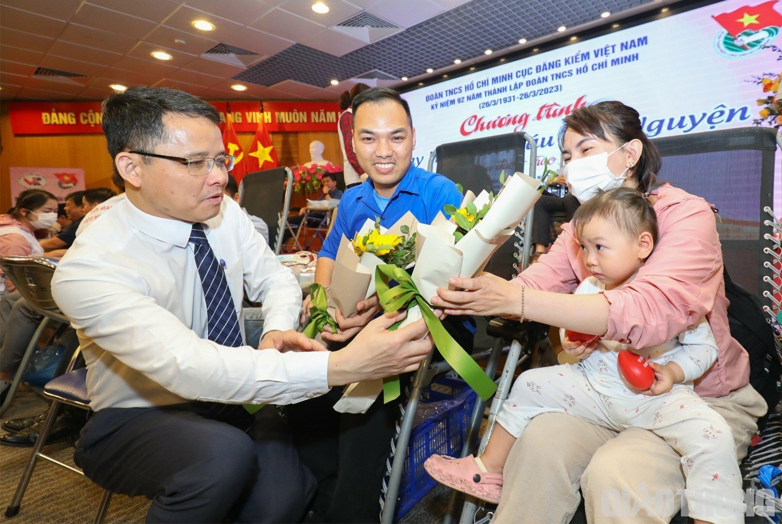 &Ocirc;ng Nguyễn Vũ Hải, Ph&oacute; Cục trưởng Cục Đăng kiểm VN tặng hoa gia đ&igrave;nh đăng kiểm vi&ecirc;n Vũ Xu&acirc;n Bắc đ&atilde; tham gia hiến m&aacute;u v&agrave; cho biết đ&acirc;y l&agrave; hoạt động hết sức &yacute; nghĩa của Đo&agrave;n TNCS Hồ Ch&iacute; Minh Cục Đăng kiểm VN, thể hiện tinh thần cống hiến v&igrave; cộng đồng, nhằm chia sẻ với những ho&agrave;n cảnh kh&ocirc;ng may mắn