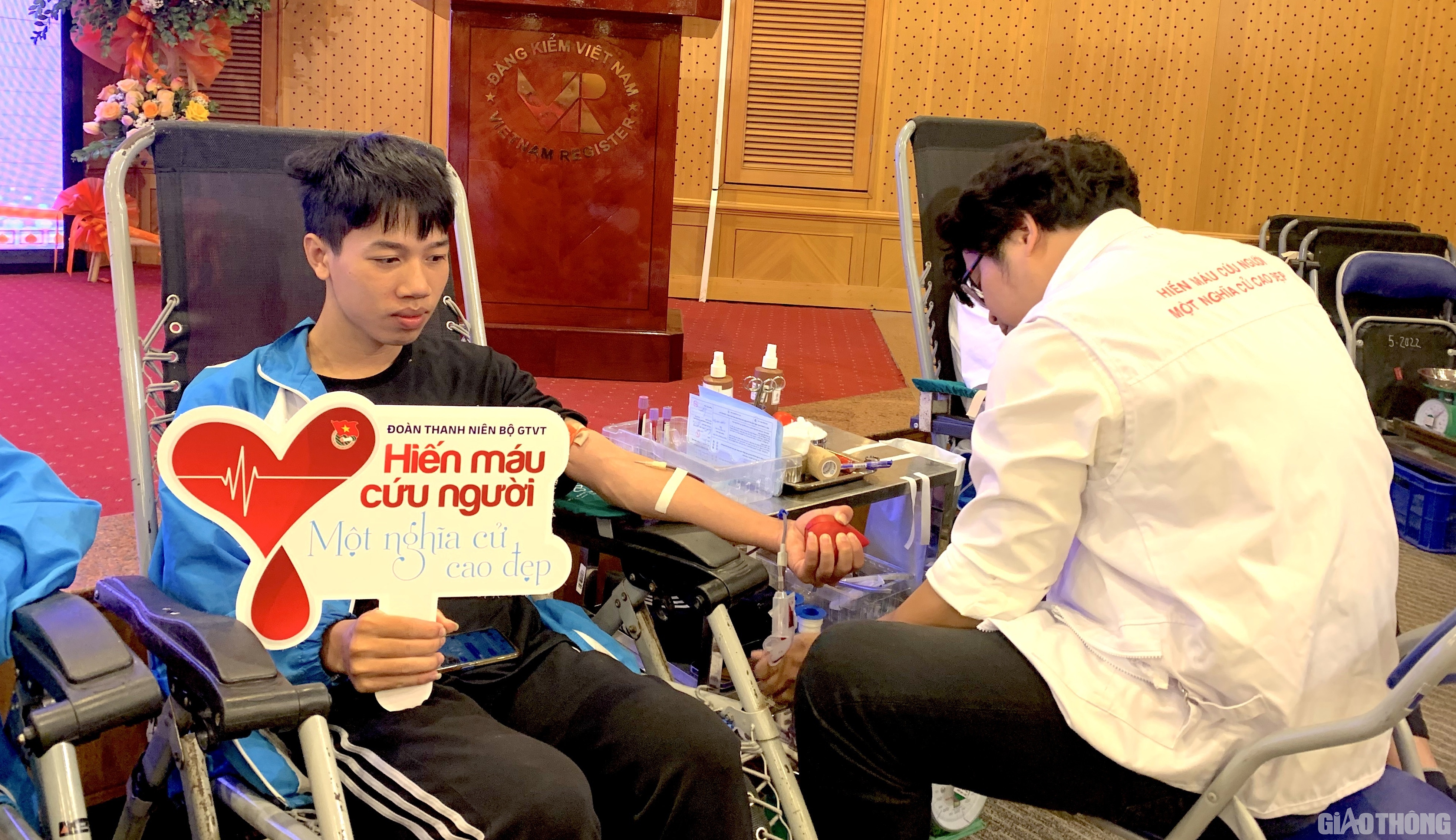 Em Nguyễn Xu&acirc;n Ho&agrave;, sinh vi&ecirc;n năm thứ 3 Trường Đại học Giao th&ocirc;ng vận tải cho biết, đ&acirc;y l&agrave; lần thứ 5 Ho&agrave; tham gia hiến m&aacute;u t&igrave;nh nguyện kể từ khi l&ecirc;n Đại học. Thời tiết s&aacute;ng nay chuyển lạnh đột ngột nhưng v&igrave; nghĩa cử cao đẹp hiến m&aacute;u cứu người, Ho&agrave; c&ugrave;ng nhiều bạn b&egrave; tại trường kh&ocirc;ng quản đường xa đ&atilde; đến Cục Đăng kiểm VN để chung sức hiến m&aacute;u cứu người