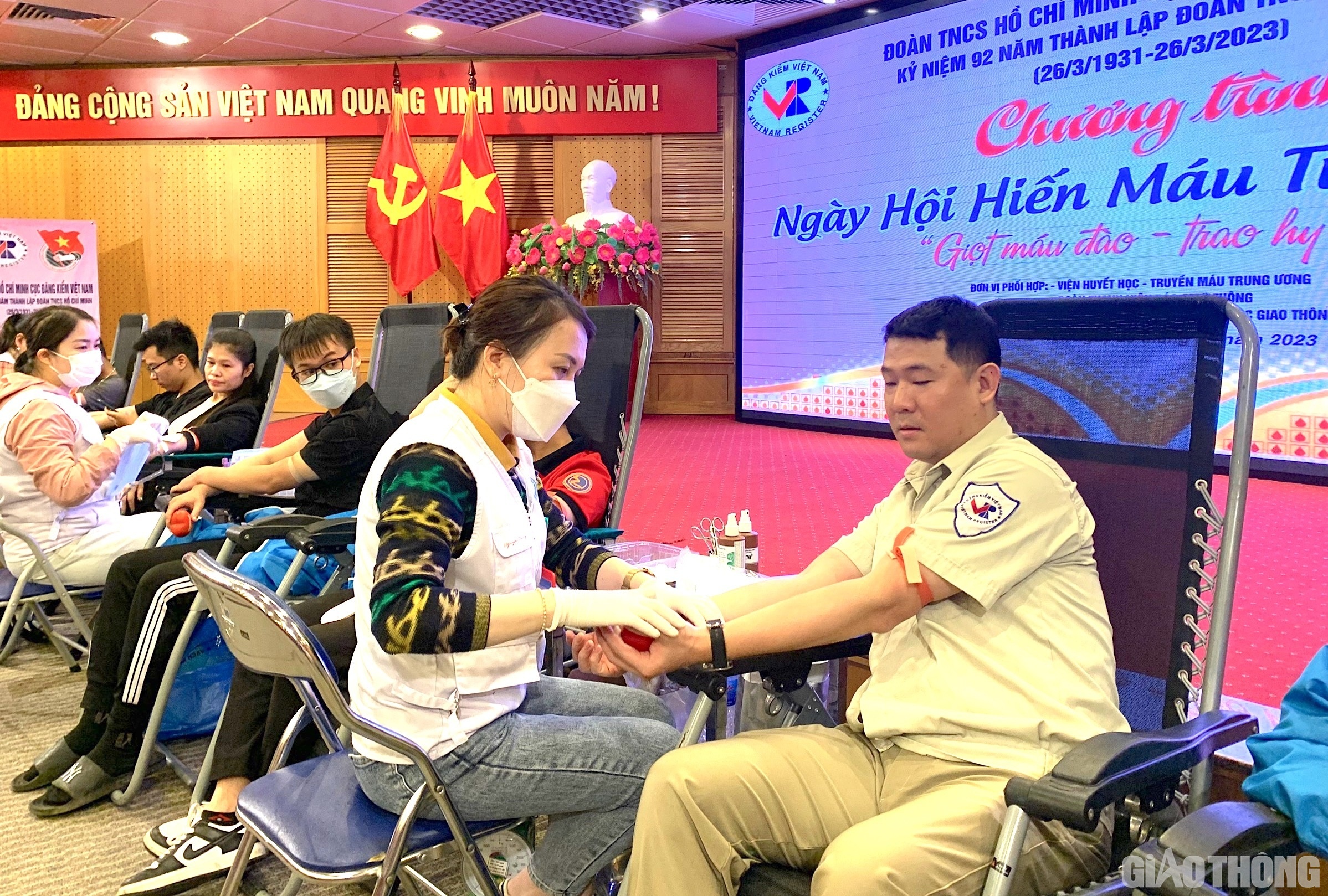 Anh Đặng Ho&agrave;ng Anh, Ph&ograve;ng Chất lượng xe cơ giới, Cục Đăng kiểm VN cho biết đ&acirc;y l&agrave; lần thứ 3 anh tham gia hiến m&aacute;u t&igrave;nh nguyện. Nhấn mạnh đ&acirc;y l&agrave; hoạt động &yacute; nghĩa được tổ chức trong ho&agrave;n cảnh Cục Đăng kiểm VN đang trải qua nhiều kh&oacute; khăn "nhưng kh&ocirc;ng phải để sốc lại tinh thần c&aacute;c c&aacute;n bộ, vi&ecirc;n chức, người lao động m&agrave; việc l&agrave;m n&agrave;y nhằm mục đ&iacute;ch gi&uacute;p người, biết đ&acirc;u một ng&agrave;y n&agrave;o đ&oacute;, ch&iacute;nh m&igrave;nh sẽ cần đến những giọt m&aacute;u được hiến tặng của mọi người trong x&atilde; hội", anh Ho&agrave;ng Anh n&oacute;i