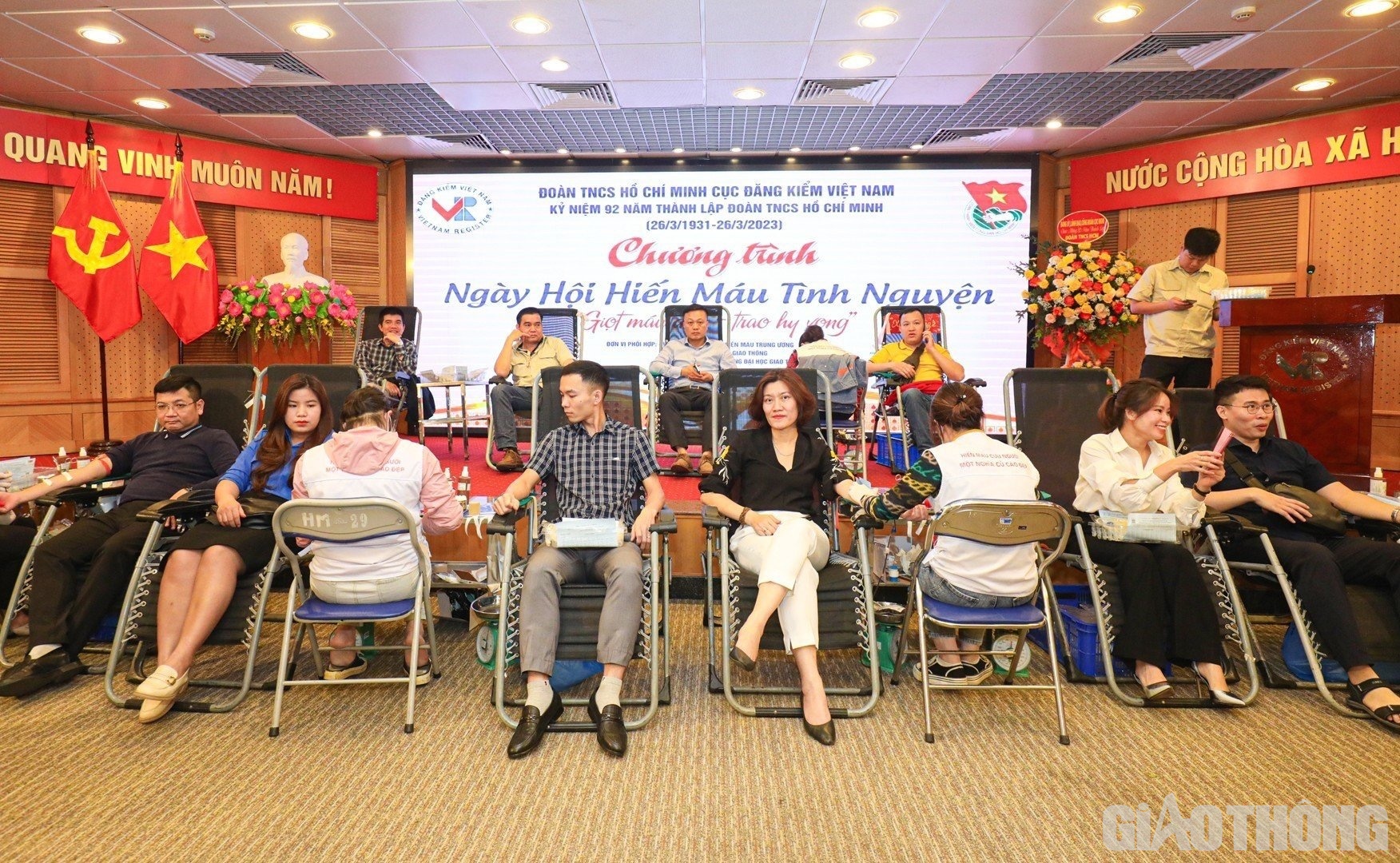 Theo c&aacute;c đo&agrave;n vi&ecirc;n, thanh ni&ecirc;n Cục Đăng kiểm VN đ&acirc;y l&agrave; một ng&agrave;y đặc biệt khi lần đầu ti&ecirc;n sau 6 th&aacute;ng, tại Cục Đăng kiểm VN lại rực rỡ cờ hoa, tr&agrave;n đầy sức sống