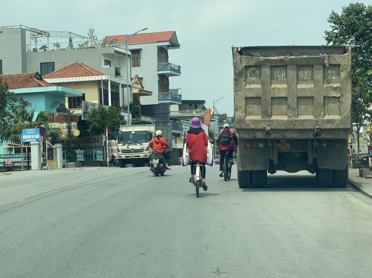 Trao đổi với PV B&aacute;o Giao th&ocirc;ng, &ocirc;ng Nguyễn Thế Anh, Chủ tịch UBND phường Giếng Đ&aacute;y thừa nhận c&ograve;n nhiều bất cập trong c&ocirc;ng t&aacute;c quản l&yacute; trật tự ATGT, l&ograve;ng đường, h&egrave; phố tr&ecirc;n Quốc lộ 279 đoạn qua địa b&agrave;n phường.