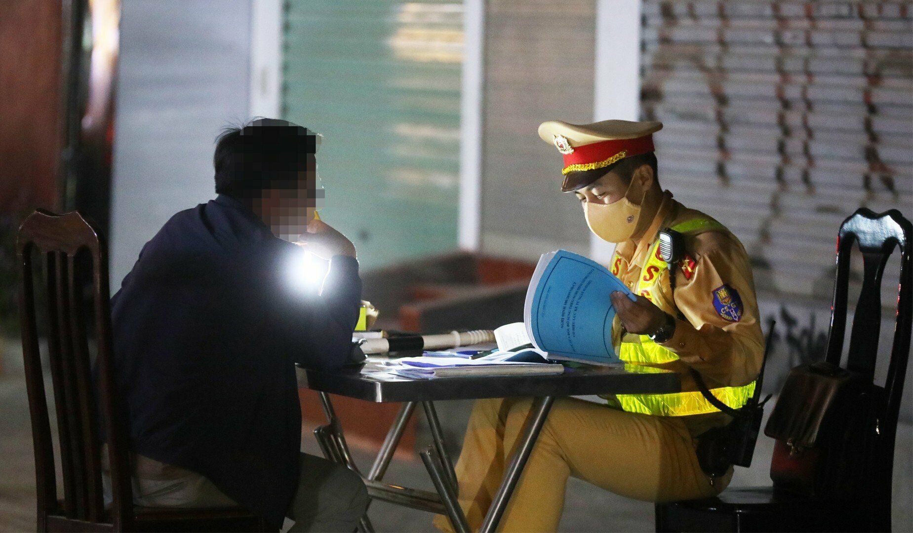 "T&ocirc;i uống rượu từ trưa, sao đến tối trong hơi thở vẫn c&oacute; nồng độ cồn cao như thế", t&agrave;i xế T. thắc mắc.