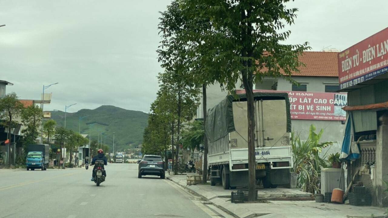 "Ch&iacute;nh quyền địa phương đ&atilde; nhiều lần kiến nghị cấp c&oacute; thẩm quyền cắm biển cấm đỗ, dừng hoặc kẻ vạch ph&acirc;n khu vực cho ph&eacute;p phương tiện đỗ để l&agrave;m cơ sở xử l&yacute; nếu ph&aacute;t hiện vi phạm. Tuy nhi&ecirc;n, đ&acirc;y l&agrave; tuyến quốc lộ, n&ecirc;n việc kẻ vạch cho phương tiện đỗ, địa phương kh&ocirc;ng thể thực hiện được", &ocirc;ng Thế Anh cho biết th&ecirc;m.