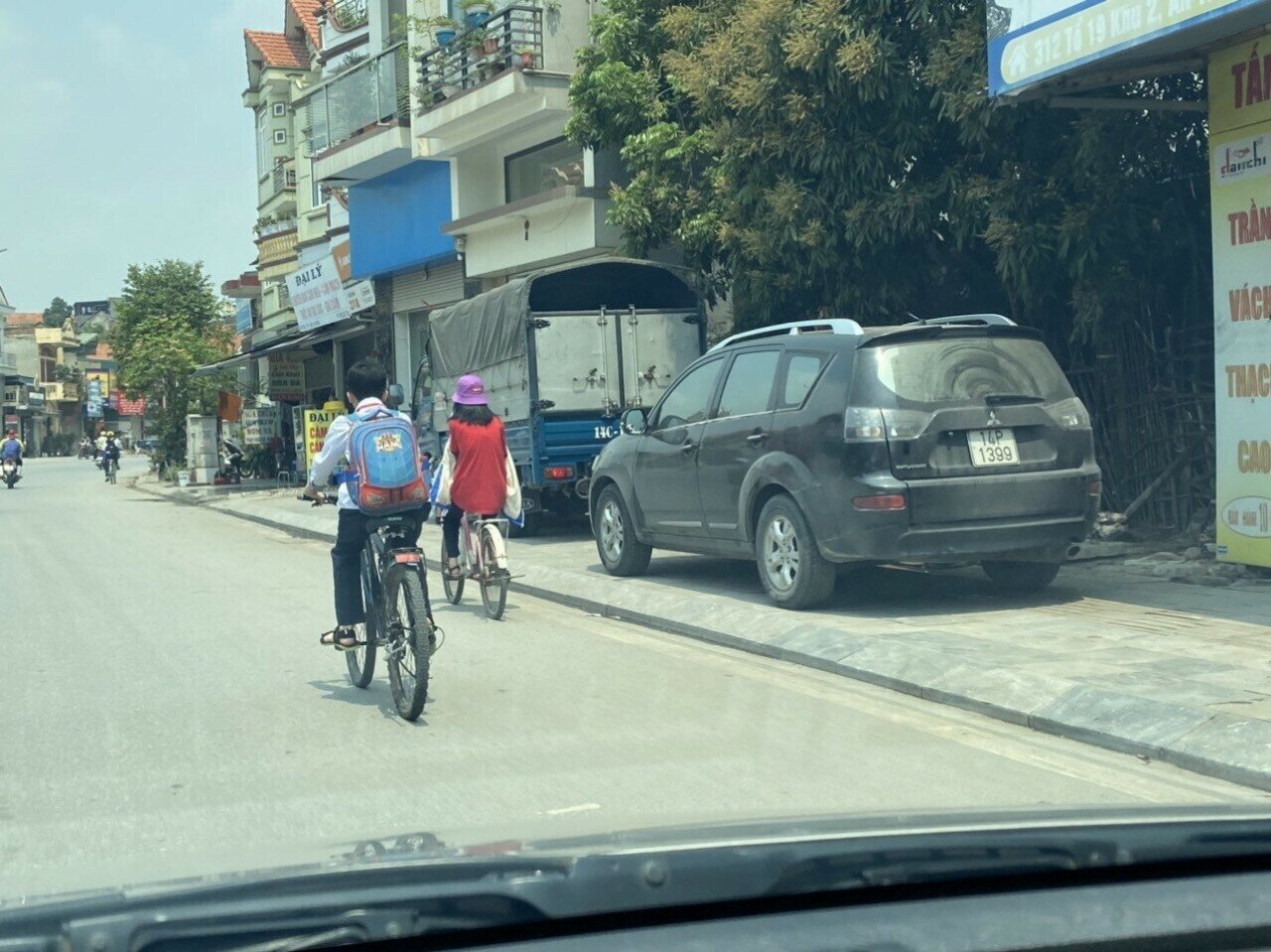 Vị Chủ tịch phường Giếng Đ&aacute;y cũng chia sẻ, lực lượng chức năng của phường th&igrave; &iacute;t lại phải thực hiện nhiều nhiệm vụ kh&aacute;c ở địa phương, n&ecirc;n l&uacute;c n&agrave;o c&oacute; mặt th&igrave; b&agrave; con chấp h&agrave;nh, nhưng khi vừa đi khỏi lại vi phạm. "Đ&acirc;y l&agrave; th&aacute;ch thức rất lớn đối với địa phương trong c&ocirc;ng t&aacute;c quản l&yacute; trật tự ATGT nhiều năm nay", &ocirc;ng Thế Anh cho hay.