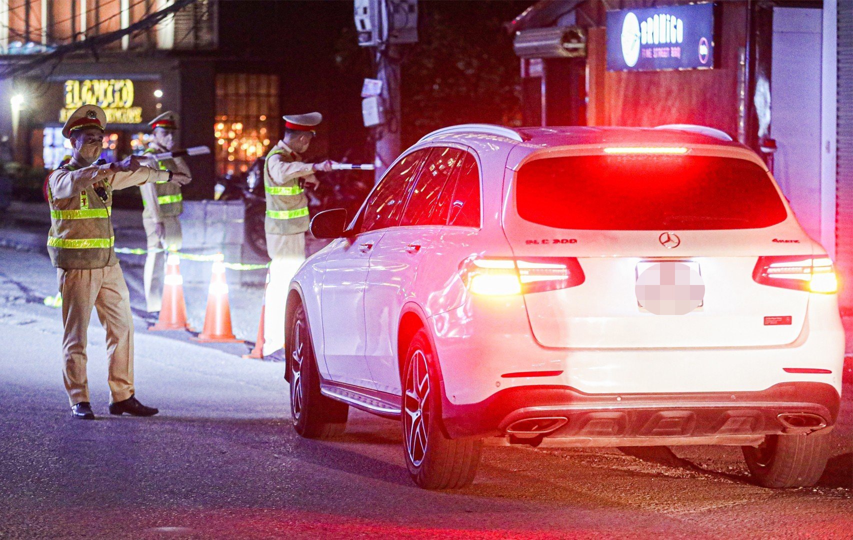 Đại &uacute;y Trần Nam Thanh, c&aacute;n bộ Đội CSGT - trật tự, C&ocirc;ng an quận T&acirc;y Hồ cho biết, sau thời gian cao điểm xử l&yacute; vi phạm nồng độ cồn th&igrave; &yacute; thức của người tham gia giao th&ocirc;ng đ&atilde; c&oacute; thay đổi r&otilde; rệt.