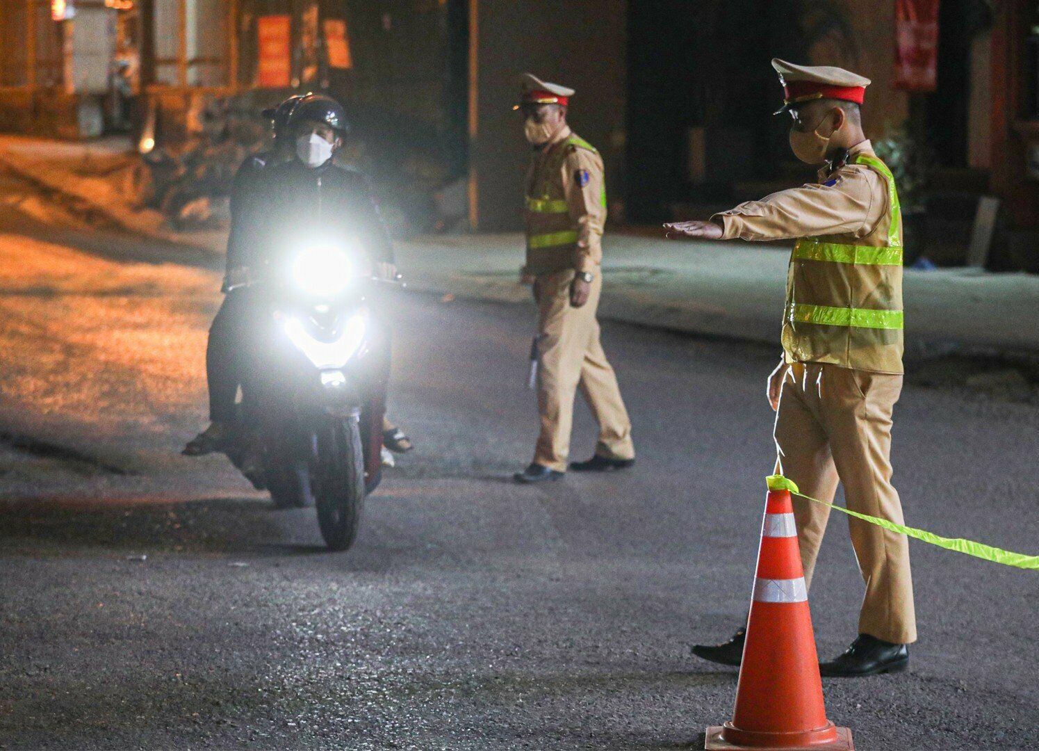 "Tỷ lệ người vi phạm nồng độ cồn đ&atilde; giảm r&otilde; rệt, nhất l&agrave; những người điều khiển &ocirc; t&ocirc;. Trước đ&acirc;y kiểm tra v&agrave;i chục xe l&agrave; ph&aacute;t hiện vi phạm th&igrave; giờ đ&acirc;y phải kiểm tra h&agrave;ng trămxe  mới thấy 1 l&aacute;i xe &ocirc; t&ocirc; vi phạm nồng độ cồn. Thậm ch&iacute;, c&oacute; ca c&ocirc;ng t&aacute;c kiểm tra cả trăm xe cũng kh&ocirc;ng ph&aacute;t hiện vi phạm n&agrave;o. Đ&acirc;y l&agrave; t&iacute;n hiệu đ&aacute;ng mừng trong xử l&yacute; vi phạm nồng độ cồn", Đại &uacute;y Trần Nam Thanh n&oacute;i.