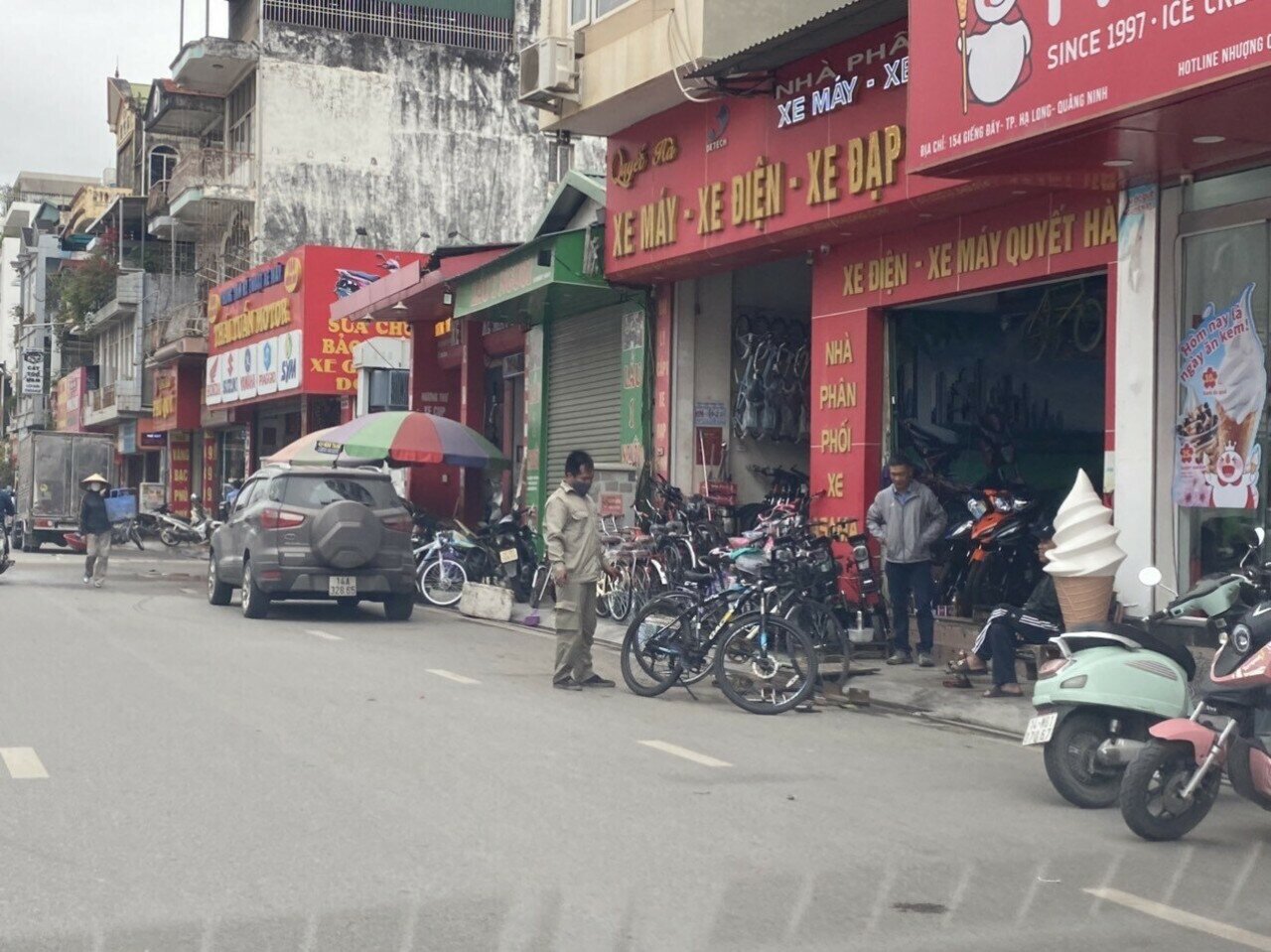 &Ocirc;ng Ng&ocirc; Đức Hạnh, Ph&oacute; Chủ tịch UBND phường H&agrave; Khẩu th&igrave; cho biết: "Đ&uacute;ng l&agrave; t&igrave;nh trạng &ocirc; t&ocirc; đỗ ở khu vực cấm, vỉa h&egrave; bị chiếm dụng l&agrave;m nơi kinh doanh, để phương tiện vẫn diễn ra. Lực lượng chức năng của địa phương đ&atilde; thường xuy&ecirc;n phối hợp tuy&ecirc;n truyền, xử l&yacute;, nhưng khi vắng b&oacute;ng lực lượng chức năng l&agrave; vi phạm lại t&aacute;i diễn".