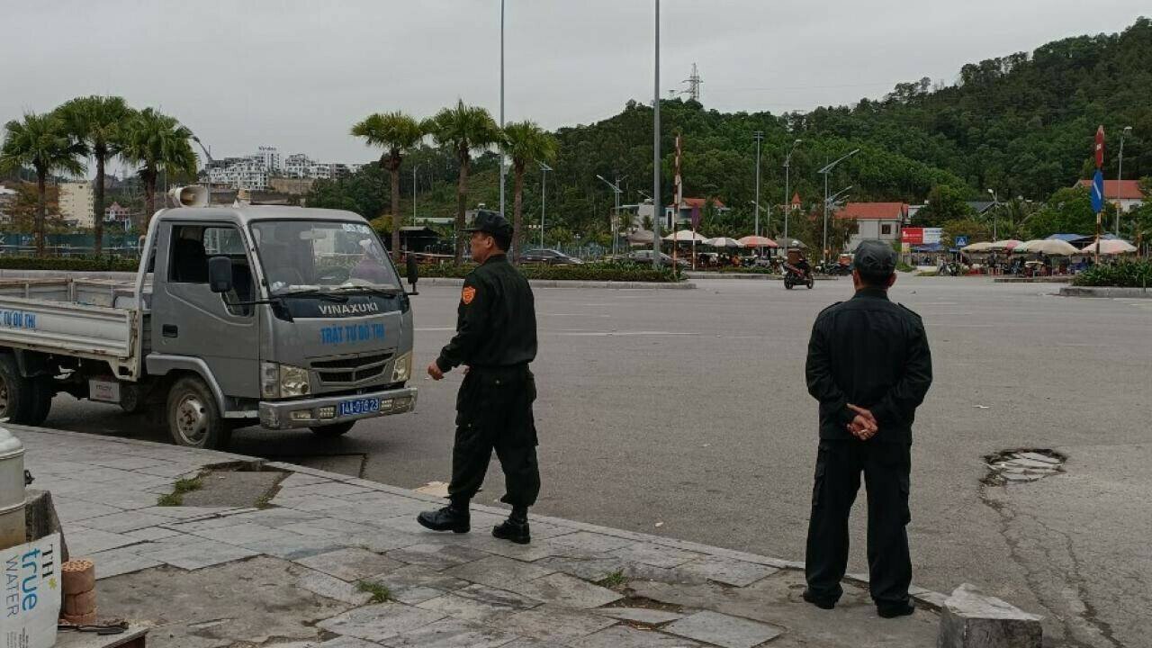 "Cơ quan chức năng của địa phương li&ecirc;n tục tổ chức vận động, tuy&ecirc;n truyền cho người d&acirc;n, c&aacute;c chủ cơ sở kinh doanh về việc chấp h&agrave;nh c&aacute;c quy định về trật tự ATGT. Tuy nhi&ecirc;n, đoạn Quốc lộ 279 qua địa b&agrave;n phường lại kh&ocirc;ng c&oacute; biển cấm đỗ, dừng, v&igrave; vậy, lực lượng chức năng chỉ tuy&ecirc;n truyền, nhắc nhở m&agrave; kh&ocirc;ng xử phạt được", &ocirc;ng Thế Anh n&oacute;i.
