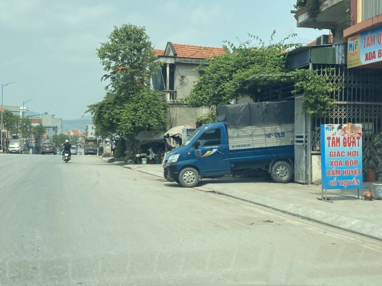 "Tr&ecirc;n địa b&agrave;n, b&aacute;m tuyến đường n&agrave;y c&oacute; nhiều cơ quan, đơn vị, cơ sở kinh doanh m&agrave; lại kh&ocirc;ng c&oacute; điểm gửi phương tiện, n&ecirc;n cũng kh&oacute; cho người d&acirc;n khi đến giao dịch", &ocirc;ng Hạnh cho hay.