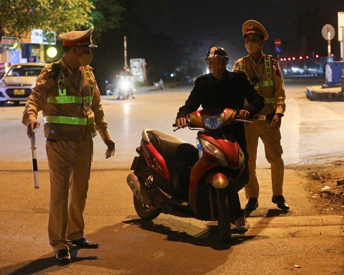 Tối 27/3, Đội CSGT -  trật tự, C&ocirc;ng an quận T&acirc;y Hồ lập Tổ tuần tra kiểm so&aacute;t, xử l&yacute; vi phạm nồng độ cồn tr&ecirc;n c&aacute;c tuyến đường thuộc địa b&agrave;n. Tổ tuần tra đ&atilde; dừng nhiều &ocirc; t&ocirc;, xe m&aacute;y lưu th&ocirc;ng để kiểm tra nồng độ cồn t&agrave;i xế.