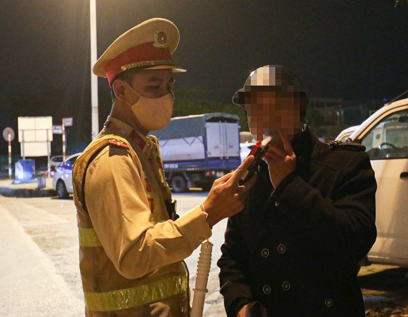 Khoảng 21h, Tổ tuần tra ph&aacute;t hiện nam thanh ni&ecirc;n điều khiển xe m&aacute;y BKS 29V1-060.XX c&oacute; biểu hiện nghi vấn n&ecirc;n đ&atilde; ra hiệu lệnh dừng xe để kiểm tra. Kết quả đo cho thấy, nam t&agrave;i xế n&agrave;y vi phạm nồng độ cồn ở mức 0,032 mg/l&iacute;t kh&iacute; thở.