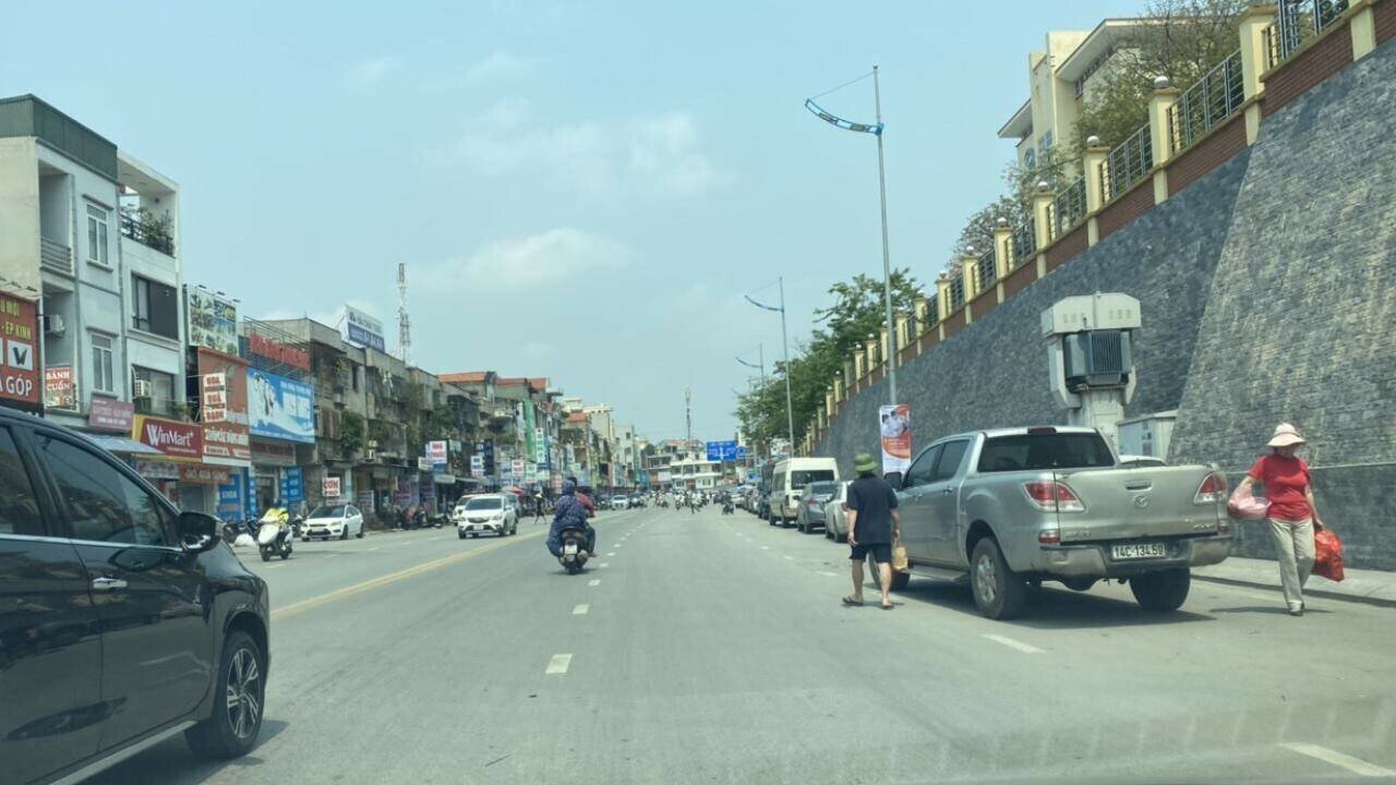 Ngay từ điểm đầu xuất ph&aacute;t của Quốc lộ 279, l&ograve;ng đường, vỉa h&egrave; đ&atilde; bị chiếm dụng để l&agrave;m nơi đỗ &ocirc; t&ocirc;, xe m&aacute;y. Điển h&igrave;nh l&agrave; đoạn qua cổng Bệnh viện Đa khoa khu vực B&atilde;i Ch&aacute;y, ở l&agrave;n b&ecirc;n phải theo hướng Quảng Ninh - Bắc Giang, thường xuy&ecirc;n c&oacute; loạt &ocirc; t&ocirc; đỗ h&agrave;ng d&agrave;i. C&ograve;n ở hướng b&ecirc;n kia, &ocirc; t&ocirc;, xe m&aacute;y đỗ tr&agrave;n lan cả l&ograve;ng đường, vỉa h&egrave; trước cửa c&aacute;c qu&aacute;n ăn, hiệu thuốc&hellip;