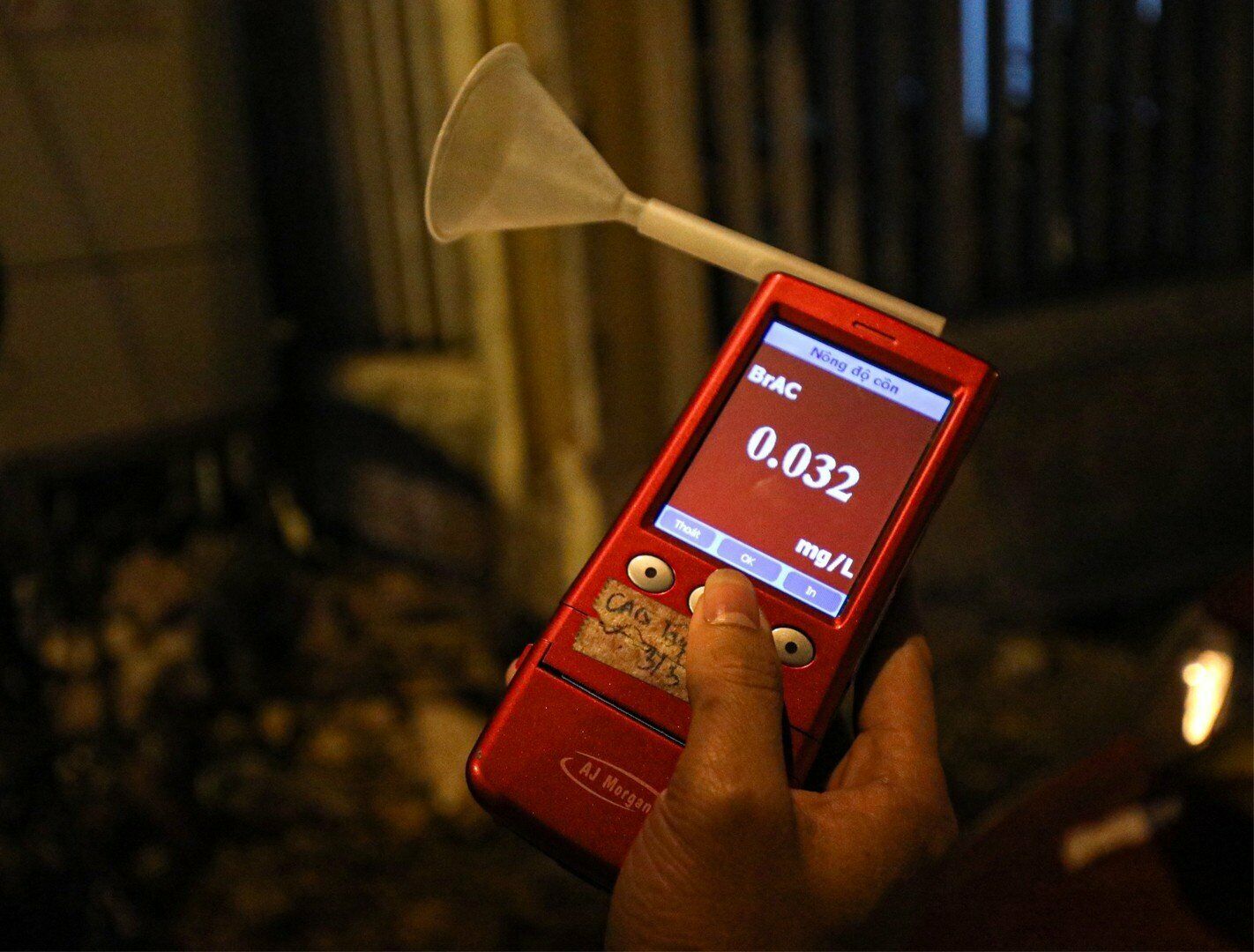 Ph&acirc;n trần l&yacute; do trong hơi thở c&oacute; nồng độ cồn, t&agrave;i xế n&agrave;y cho biết, vừa đi sinh nhật bạn c&oacute; uống 1 ly rượu vang.