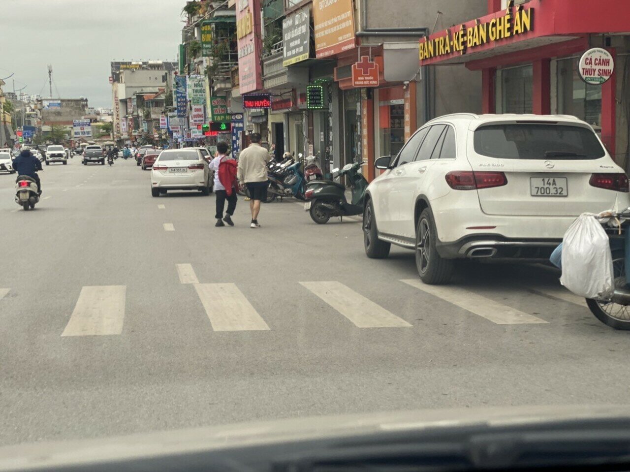 Tuy nhi&ecirc;n, nhiều đoạn vỉa h&egrave; Quốc lộ 279 qua TP Hạ Long (Quảng Ninh) đang bị chiếm dụng l&agrave;m chỗ đỗ xe, nơi b&agrave;y b&aacute;n h&agrave;ng h&oacute;a, khiến người đi bộ buộc phải đi xuống l&ograve;ng đường rất bất tiện v&agrave; nguy hiểm.