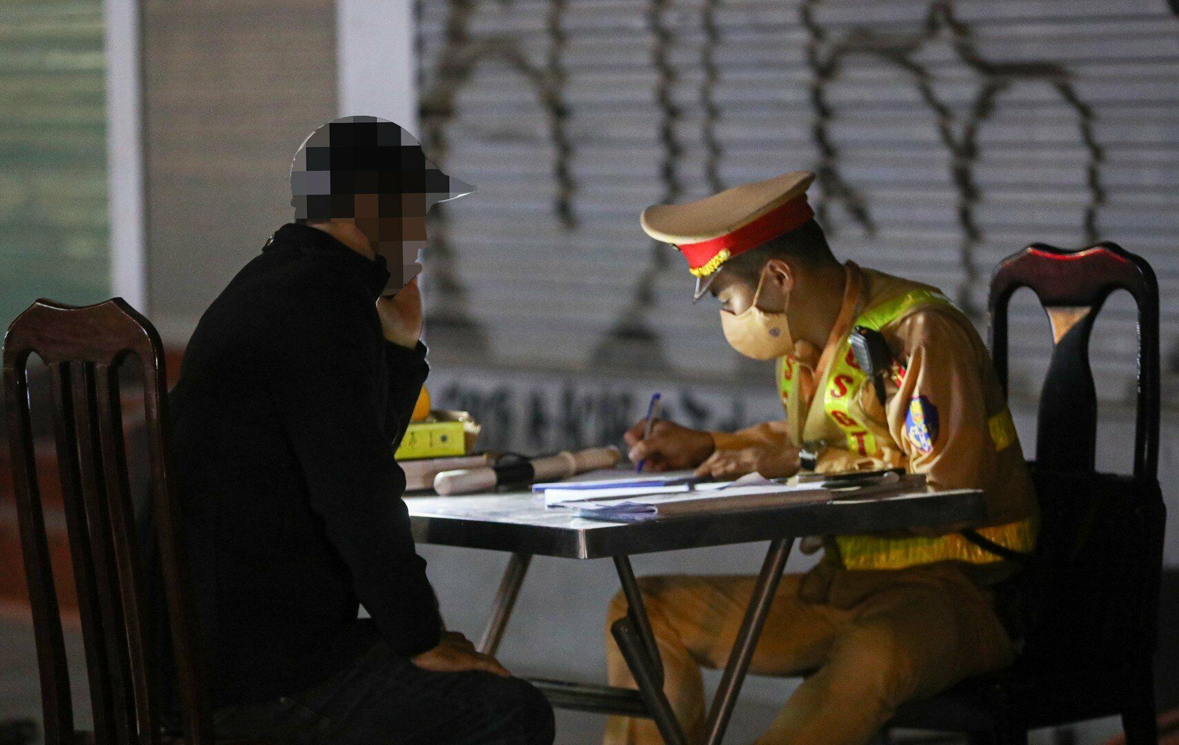 "T&ocirc;i nghĩ rằng, rượu vang nhẹ n&ecirc;n trong bữa tiệc sinh nhật bạn đ&atilde; uống một ly, kh&ocirc;ng ngờ thổi nồng độ cồn vẫn l&ecirc;n. Đ&acirc;y l&agrave; lần đầu ti&ecirc;n t&ocirc;i vi phạm luật giao th&ocirc;ng, t&ocirc;i sẽ r&uacute;t kinh nghiệm lần sau đ&atilde; l&aacute;i xe th&igrave; kh&ocirc;ng chạm đến đồ uống c&oacute; cồn", nam t&agrave;i xế n&agrave;y cho hay.