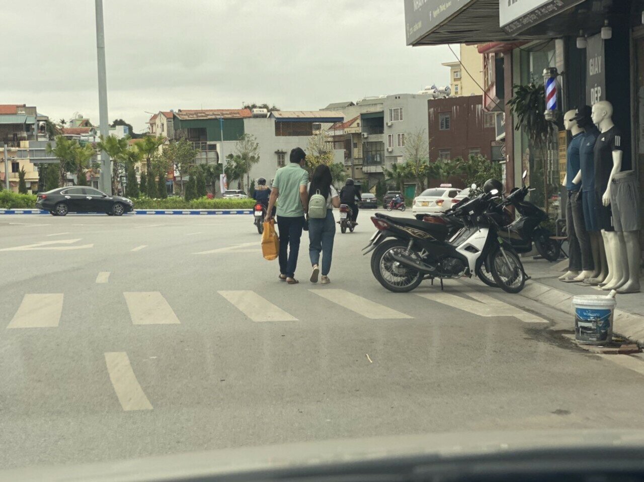 Quốc lộ 279 l&agrave; tuyến đường huyết mạch nối Quảng Ninh với c&aacute;c tỉnh, n&ecirc;n c&oacute; lưu lượng phương tiện kh&aacute; đ&ocirc;ng.