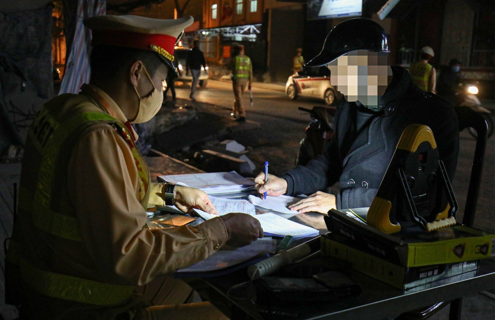 Với mức vi phạm n&agrave;y, nam t&agrave;i xế sẽ bị phạt tiền 2,5 triệu đồng, tước GPLX 11 th&aacute;ng v&agrave; tạm giữ phương tiện 7 ng&agrave;y.