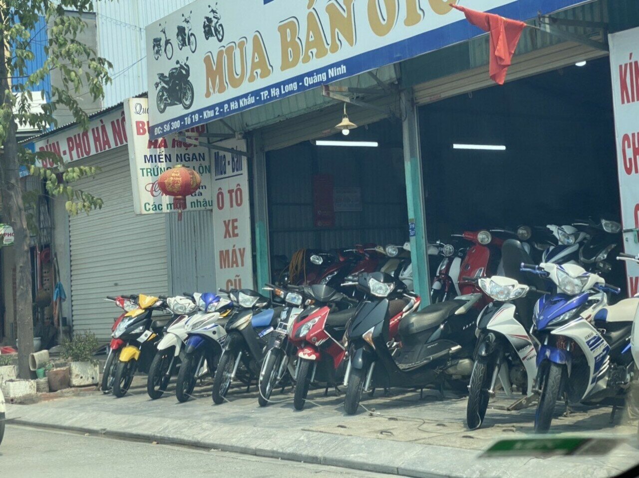 Tuy kh&ocirc;ng phổ biến, nhưng vỉa h&egrave; tuyến Quốc lộ 279 qua phường H&agrave; Khẩu cũng bị chiếm dụng l&agrave;m nơi b&aacute;n h&agrave;ng, sửa chữa &ocirc; t&ocirc;, xe m&aacute;y&hellip;