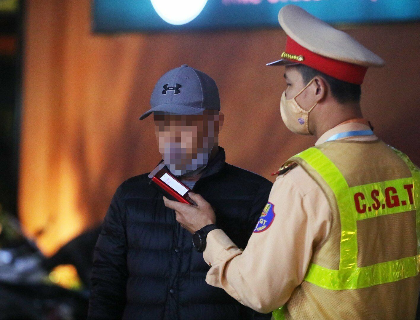 Khoảng 30 ph&uacute;t sau, Tổ tuần tra tiếp tục ph&aacute;t hiện t&agrave;i xế t&ecirc;n V. điều khiển xe m&aacute;y BKS 29C1-006.XX vi phạm nồng độ cồn ở mức 0,161 mg/l&iacute;t kh&iacute; thở.