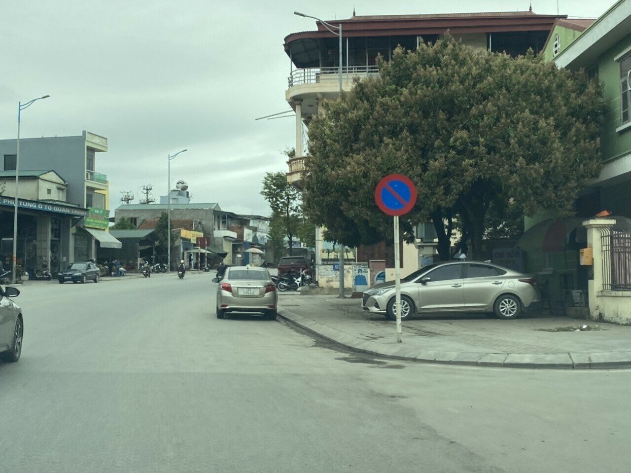 Kh&aacute;c với phường Giếng Đ&aacute;y, tuyến Quốc lộ 279 qua địa b&agrave;n phường H&agrave; Khẩu, TP Hạ Long th&igrave; lại c&oacute; biển cấm đỗ &ocirc; t&ocirc; ở cả 2 b&ecirc;n. Tuy nhi&ecirc;n, l&ograve;ng đường, vỉa h&egrave; của tuyến đường qua địa b&agrave;n phường n&agrave;y cũng bị lấn chiếm tr&agrave;n lan. Ảnh: 1 chiếc &ocirc; t&ocirc; v&ocirc; tư đỗ cạnh biển cấm tr&ecirc;n Quốc lộ 279 qua địa b&agrave;n phường H&agrave; Khẩu.