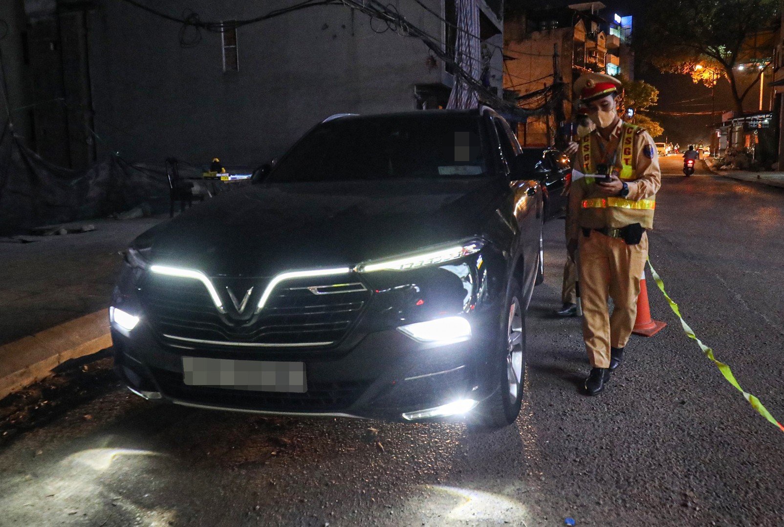 Cũng trong tối 27/3, sau khi kiểm tra h&agrave;ng trăm xe &ocirc; t&ocirc;, Tổ c&ocirc;ng t&aacute;c mới ph&aacute;t hiện nam t&agrave;i xế t&ecirc;n T. điều khiển xe &ocirc; t&ocirc; BKS 15A-707.XX vi phạm nồng độ cồn ở mức 0,290mg/l&iacute;t kh&iacute; thở.