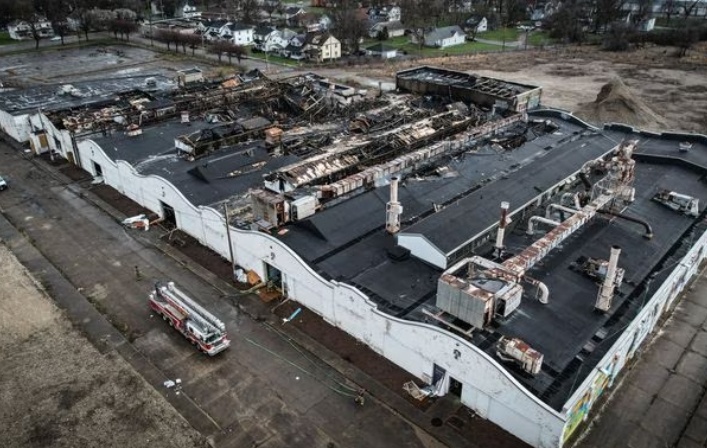 Khi lực lượng cứu hỏa c&oacute; mặt, ngọn lửa lớn đ&atilde; bao tr&ugrave;m khắp khu phức hợp. 
D&ugrave; lực lượng cứu hỏa đ&atilde; nỗ lực dập tắt ngọn lửa nhưng đ&aacute;m ch&aacute;y đ&atilde; g&acirc;y nhiều thiệt hại.