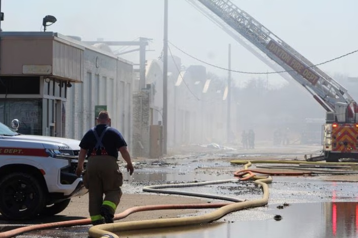 Trước khi xảy ra hỏa hoạn, đ&atilde; c&oacute; rất nhiều nh&oacute;m tham gia bảo tồn khu vực n&agrave;y với hy vọng c&oacute; thể hồi sinh sự ph&aacute;t triển ở T&acirc;y Dayton. Trong ảnh, lực lượng cứu hỏa đang khắc phục hậu quả tại hiện trường vụ hỏa hoạn.