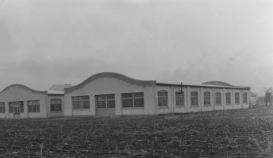 Hai anh em Wilbur Wright v&agrave; Orville Wright đ&atilde; x&acirc;y dựng c&aacute;c nh&agrave; m&aacute;y thử nghiệm đầu ti&ecirc;n ở ph&iacute;a sau cửa h&agrave;ng b&aacute;n xe đạp của hai anh em. Năm 1909, họ đ&atilde; th&agrave;nh lập c&ocirc;ng ty Wright sản xuất khoảng 120 m&aacute;y bay với 13 mẫu kh&aacute;c nhau. C&aacute;c t&ograve;a nh&agrave; của C&ocirc;ng ty Wright vận h&agrave;nh trong thời gian từ 1910-1916 c&oacute; &yacute; nghĩa quan trọng v&igrave; l&agrave; nơi khai sinh ra ng&agrave;nh c&ocirc;ng nghiệp h&agrave;ng kh&ocirc;ng nước Mỹ. T&ograve;a nh&agrave; hiện nay vẫn lưu giữ nhiều phần cấu tr&uacute;c ban đầu, trong đ&oacute; c&oacute; phần m&aacute;i gỗ v&agrave; khung x&acirc;y dựng th&ocirc;.