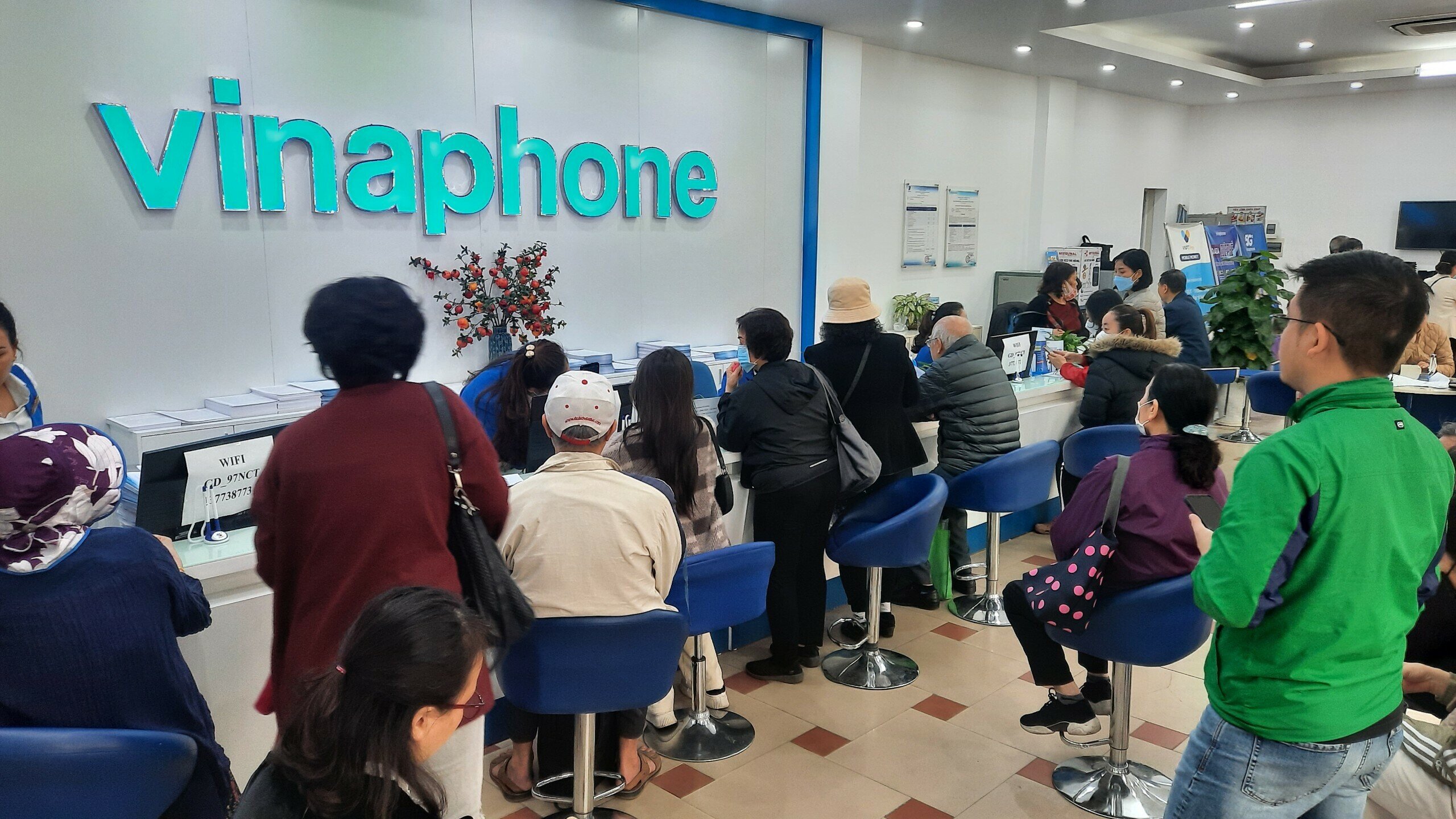 Tại cửa h&agrave;ng giao dịch của VinaPhone ở đường Nguyễn Ch&iacute; Thanh cũng nườm nượp kh&aacute;ch h&agrave;ng tới chuẩn h&oacute;a th&ocirc;ng tin.