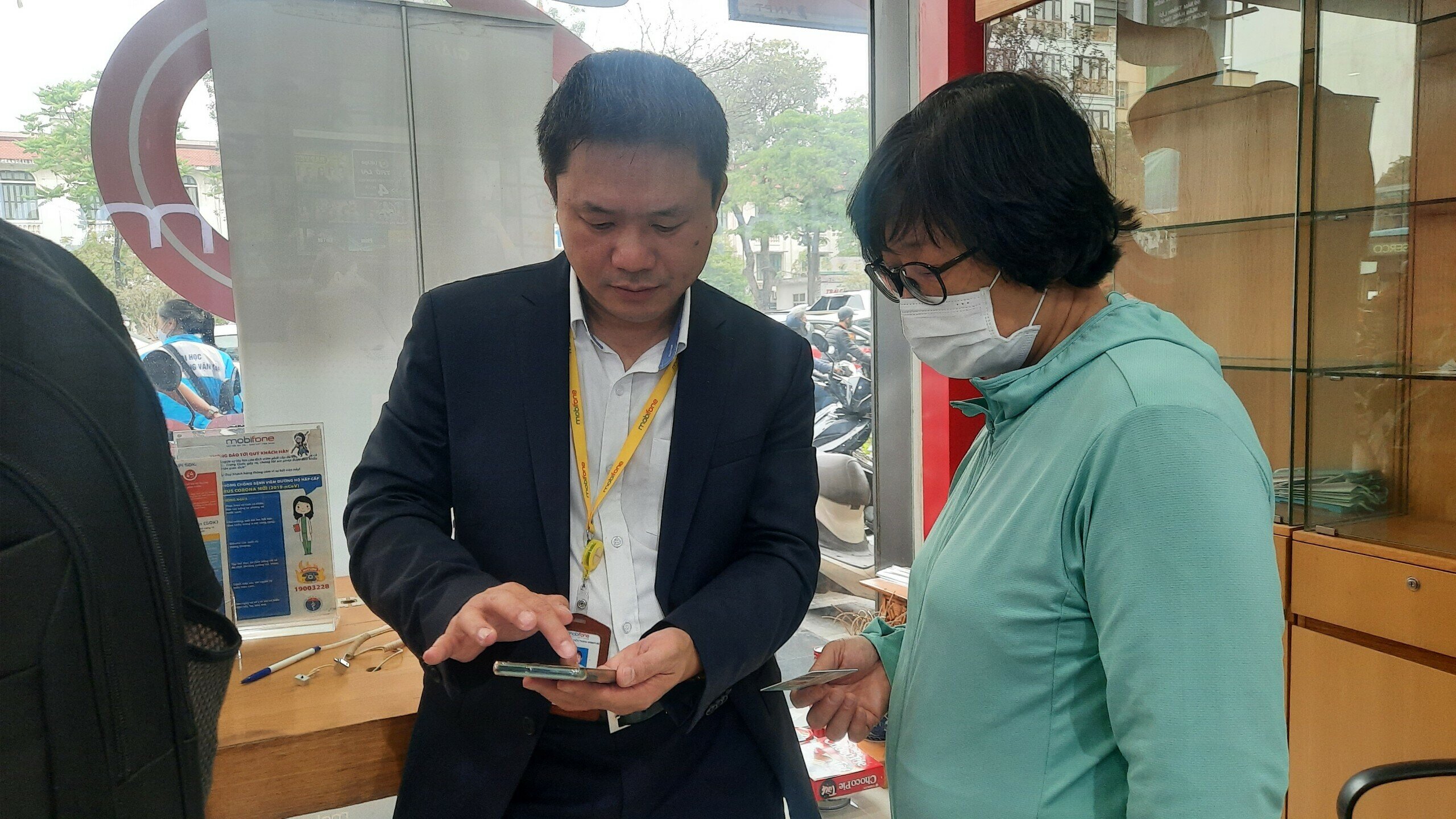Ghi nhận của PV B&aacute;o Giao th&ocirc;ng cho thấy, tại cửa h&agrave;ng của MobiFone, ngo&agrave;i c&aacute;c nh&acirc;n vi&ecirc;n l&agrave;m trong quầy th&igrave; c&ograve;n c&oacute; nhiều nh&acirc;n vi&ecirc;n ra b&agrave;n đ&oacute;n tiếp để gi&uacute;p kh&aacute;ch h&agrave;ng l&agrave;m thủ tục cập nhật chuẩn h&oacute;a th&ocirc;ng tin sim điện thoại.