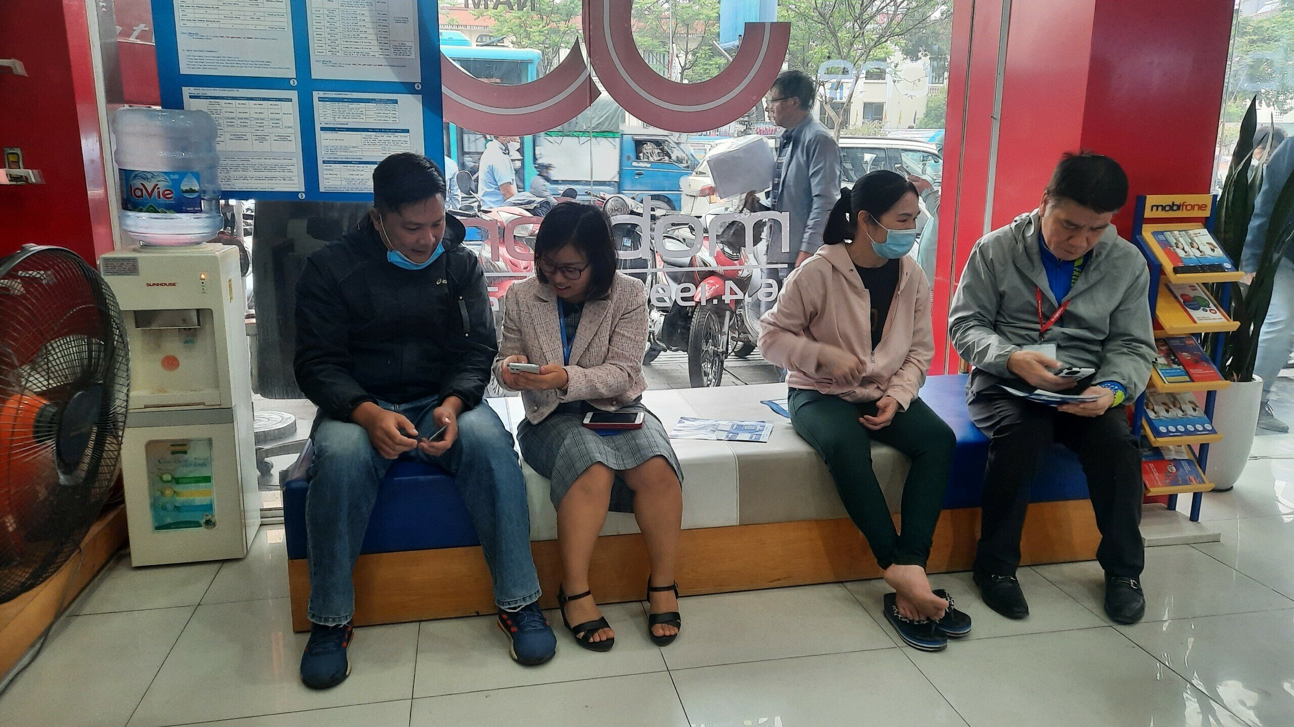 Trao đổi với PV B&aacute;o Giao th&ocirc;ng, Trưởng ban Chăm s&oacute;c kh&aacute;ch h&agrave;ng của MobiFone Phạm Văn Nguy&ecirc;n cho biết, mấy ng&agrave;y nay, nhận thấy lượng người đến l&agrave;m thủ tục chuẩn h&oacute;a th&ocirc;ng tin sim đ&ocirc;ng n&ecirc;n MobiFone đ&atilde; tăng cường nh&acirc;n vi&ecirc;n đến c&aacute;c cửa h&agrave;ng.