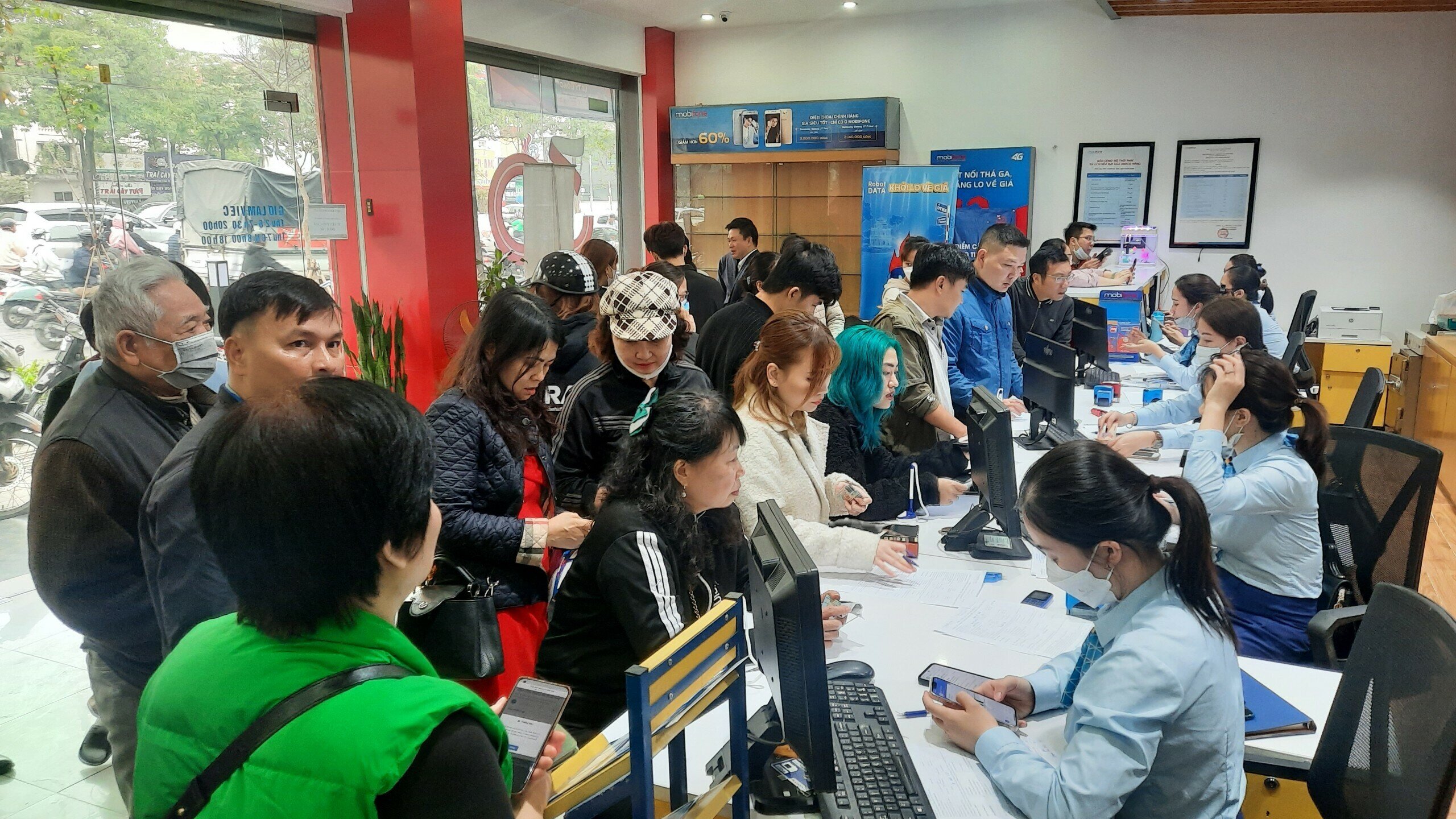 "Ch&uacute;ng t&ocirc;i đ&atilde; tăng cường nh&acirc;n vi&ecirc;n gấp đ&ocirc;i, thậm ch&iacute; gấp 3 lần so với ng&agrave;y b&igrave;nh thường để phục vụ tốt nhất c&oacute; thể đối với kh&aacute;ch h&agrave;ng. Nhờ sự tăng cường nh&acirc;n sự ở c&aacute;c cửa h&agrave;ng n&ecirc;n kh&aacute;ch h&agrave;ng đến l&agrave;m thủ tục c&oacute; đ&ocirc;ng nhưng cũng kh&ocirc;ng phải chờ l&acirc;u", &ocirc;ng Nguy&ecirc;n n&oacute;i.