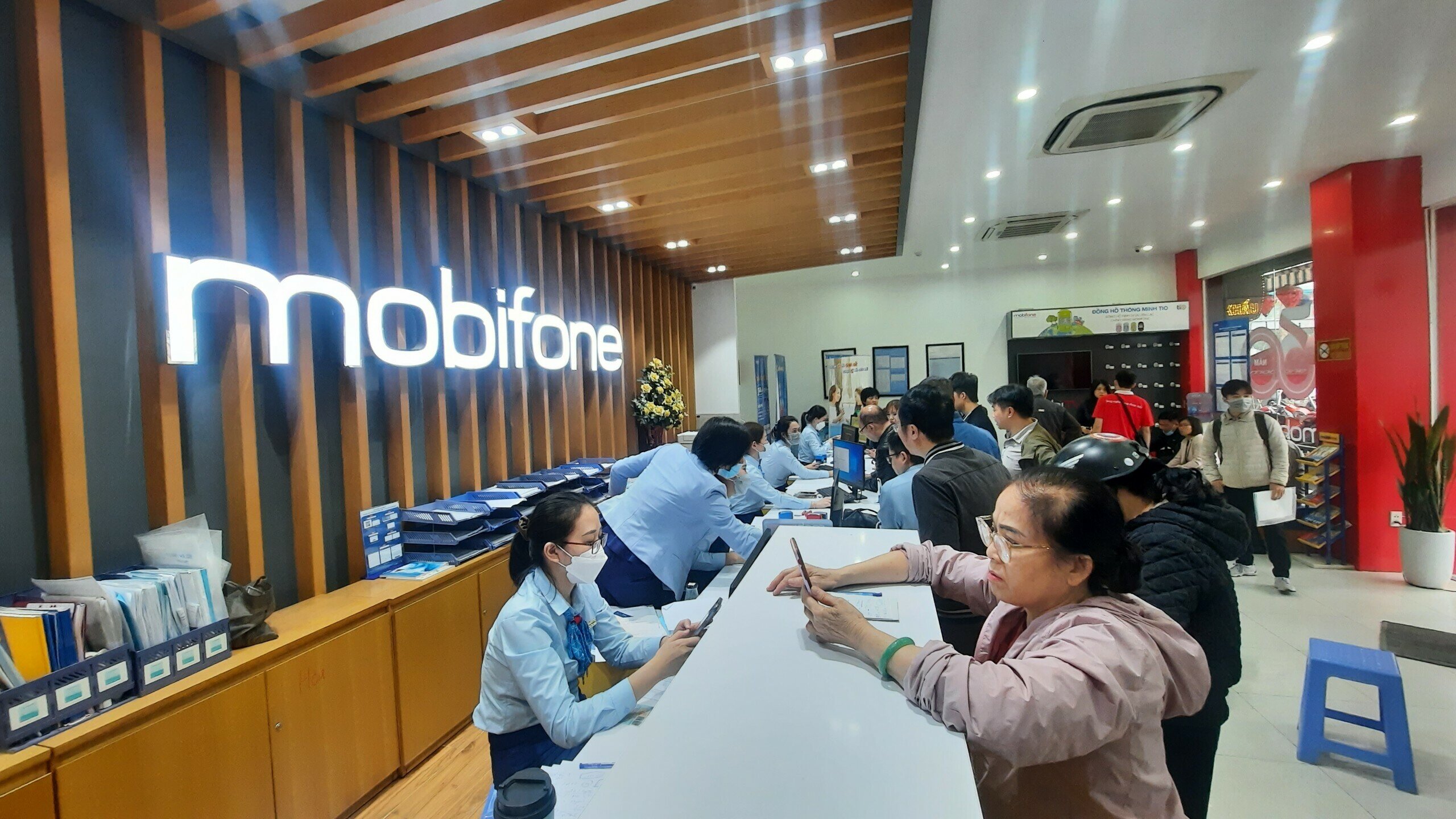 Trưởng ban Chăm s&oacute;c kh&aacute;ch h&agrave;ng của MobiFone cũng cho biết, h&ocirc;m nay v&agrave; một v&agrave;i ng&agrave;y sau hạn kh&oacute;a sim (31/3), thời gian c&aacute;c cửa h&agrave;ng của MobiFone phục vụ kh&aacute;ch h&agrave;ng sẽ được k&eacute;o d&agrave;i.