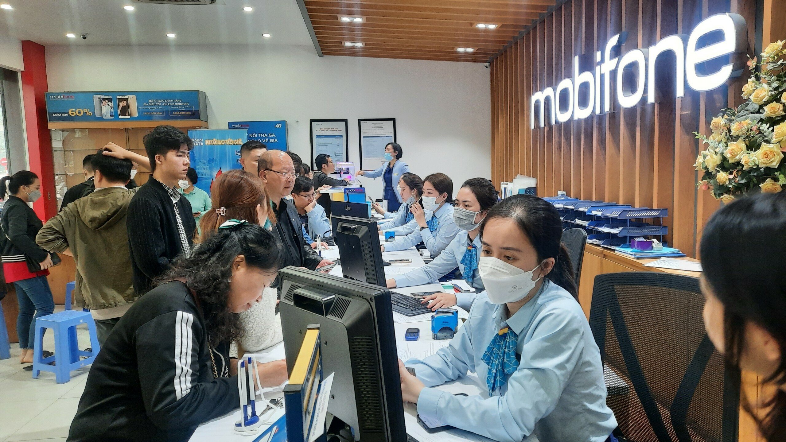 "Nh&acirc;n vi&ecirc;n sẽ l&agrave;m xuy&ecirc;n trưa v&agrave; l&agrave;m đến 21h h&agrave;ng ng&agrave;y để đ&aacute;p ứng nhu cầu cập nhật th&ocirc;ng tin của kh&aacute;ch h&agrave;ng", &ocirc;ng Phạm Văn Nguy&ecirc;n n&oacute;i.