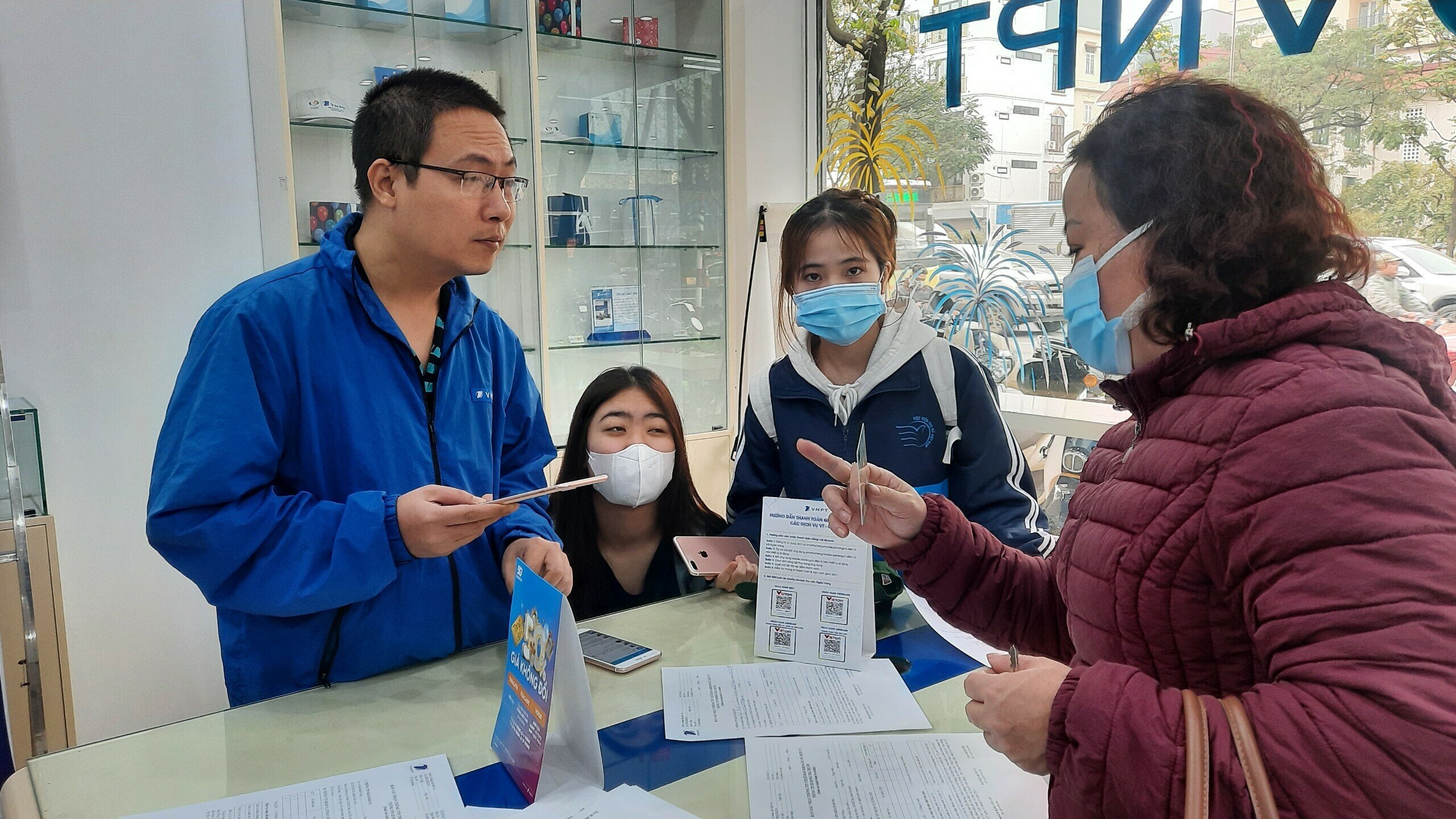 "Bộ Th&ocirc;ng tin v&agrave; truyền th&ocirc;ng ki&ecirc;n quyết thực hiện nghi&ecirc;m t&uacute;c thời gian kh&oacute;a thu&ecirc; bao sau ng&agrave;y 31/3, sau đ&oacute; c&aacute;c nh&agrave; mạng tiếp tục chuẩn h&oacute;a lại th&ocirc;ng tin c&aacute; nh&acirc;n cho c&aacute;c thu&ecirc; bao bị kh&oacute;a" , Thứ trưởng Phạm Đức Long cho hay.