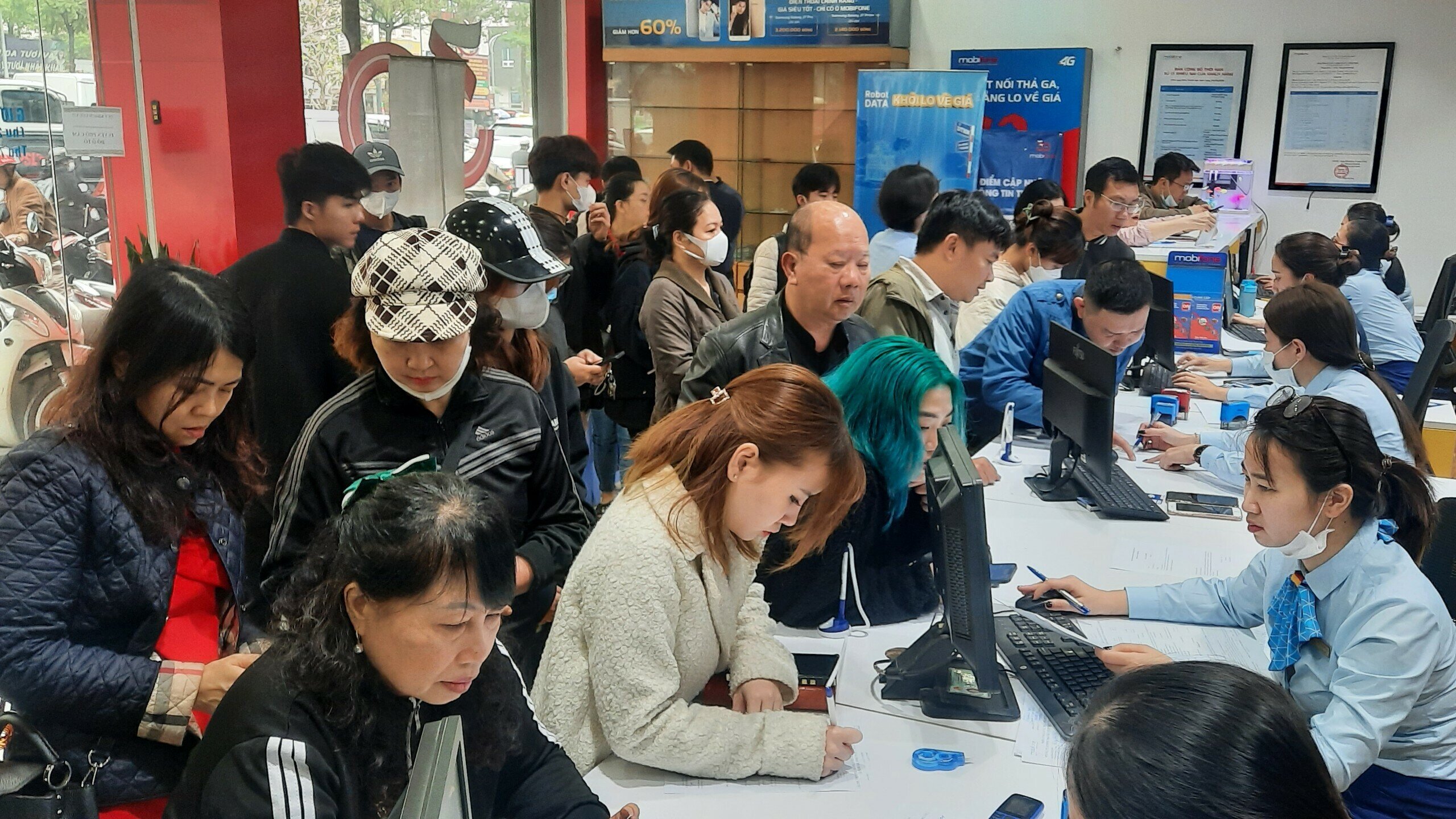 Chị Phạm Th&aacute;i Hằng, Trưởng Cửa h&agrave;ng giao dịch của VinaPhone Nguyễn Ch&iacute; Thanh cho biết, mấy ng&agrave;y gần đ&acirc;y, lượng kh&aacute;ch h&agrave;ng đ&ocirc;ng n&ecirc;n cửa h&agrave;ng đ&atilde; tăng cường số lượng nh&acirc;n vi&ecirc;n gấp đ&ocirc;i.
