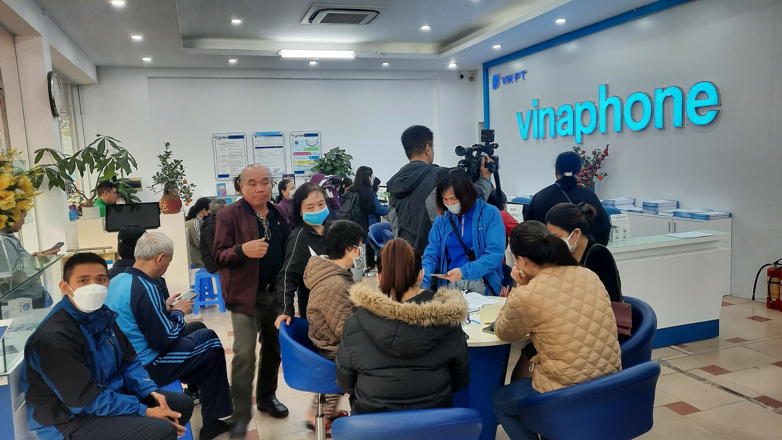 Li&ecirc;n quan đến vấn đề n&agrave;y, Thứ trưởng Bộ Th&ocirc;ng tin v&agrave; truyền th&ocirc;ng Phạm Đức Long khẳng định, thời điểm ng&agrave;y 31/3 l&agrave; hạn cuối c&ugrave;ng để kh&aacute;ch h&agrave;ng thực hiện chuẩn h&oacute;a th&ocirc;ng tin, nếu sau thời điểm n&agrave;y kh&aacute;ch h&agrave;ng chưa chuẩn h&oacute;a sẽ bị kh&oacute;a thu&ecirc; bao.