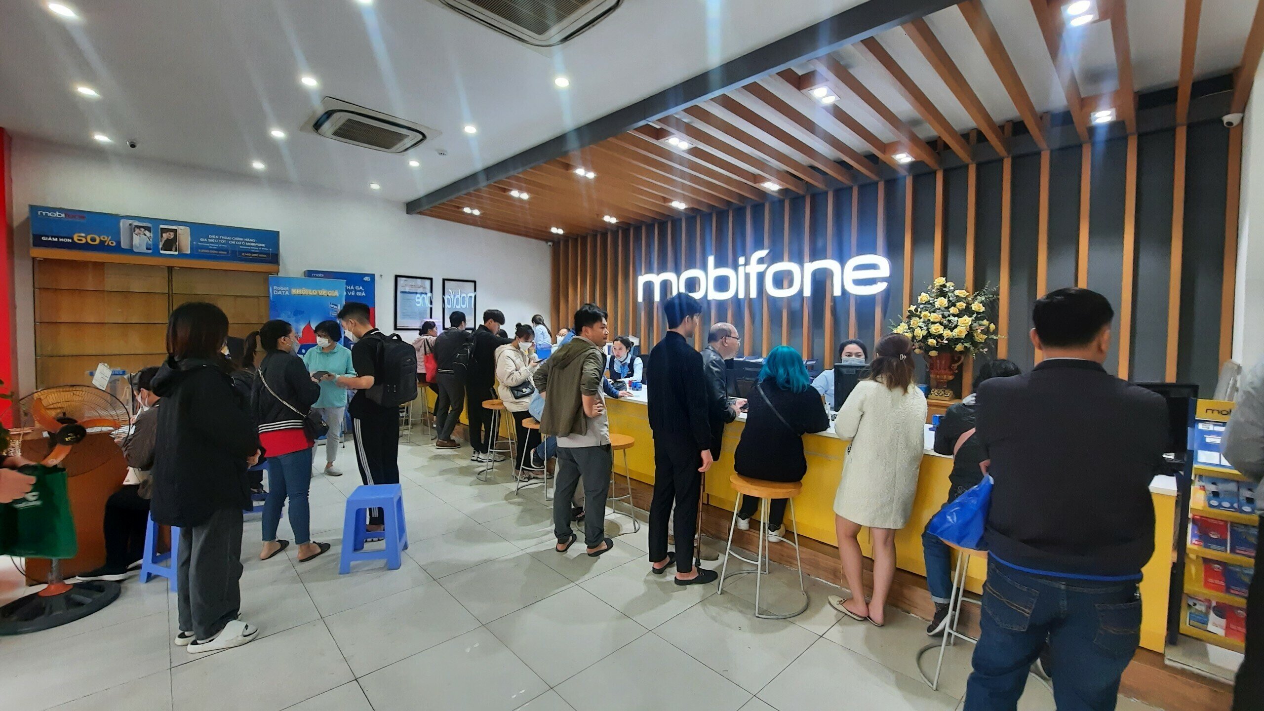 S&aacute;ng nay (31/3), ng&agrave;y cuối c&ugrave;ng chuẩn h&oacute;a th&ocirc;ng tin c&aacute; nh&acirc;n thu&ecirc; bao di động, ghi nhận của PV B&aacute;o Giao th&ocirc;ng cho thấy, tại ph&ograve;ng giao dịch của c&aacute;c nh&agrave; mạng di động đang c&oacute; t&igrave;nh trạng kh&aacute;ch h&agrave;ng phải xếp h&agrave;ng chờ đợi l&agrave;m thủ tục.